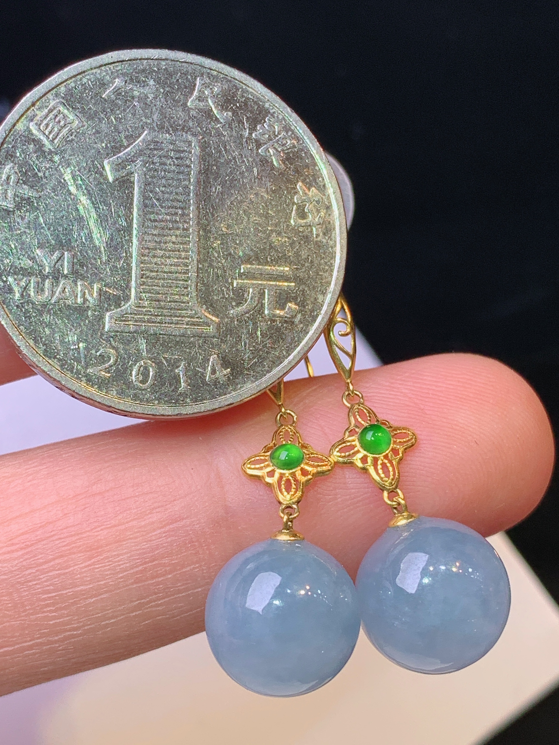 18k金镶嵌紫罗兰圆珠耳坠 玉质细腻 色泽清新艳丽 整体尺寸31.6*10