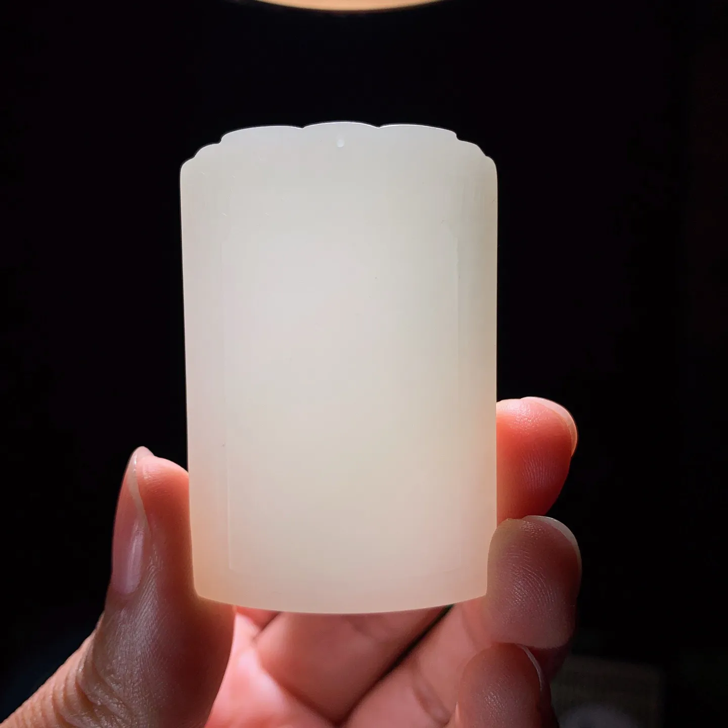 新疆和田玉羊脂白平安无事牌挂件。尺寸54/34/10重49.6克 白度一级。玉质细腻油润 底色纯净 脂粉好，品质好。lt250103