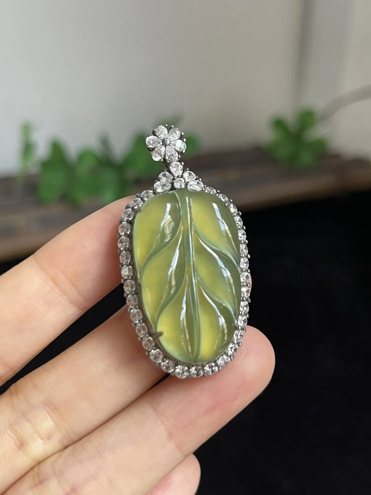 翡翠冰种黄加绿叶子，；底部垫色