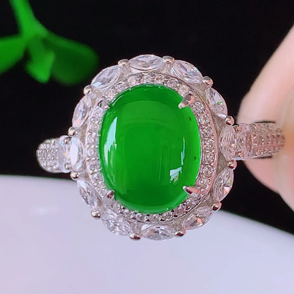 冰透满绿翡翠925银镶嵌戒指，自然光实拍，翠色灵动，颜色漂亮，种老水足，品相佳，佩戴佳品！#97.2