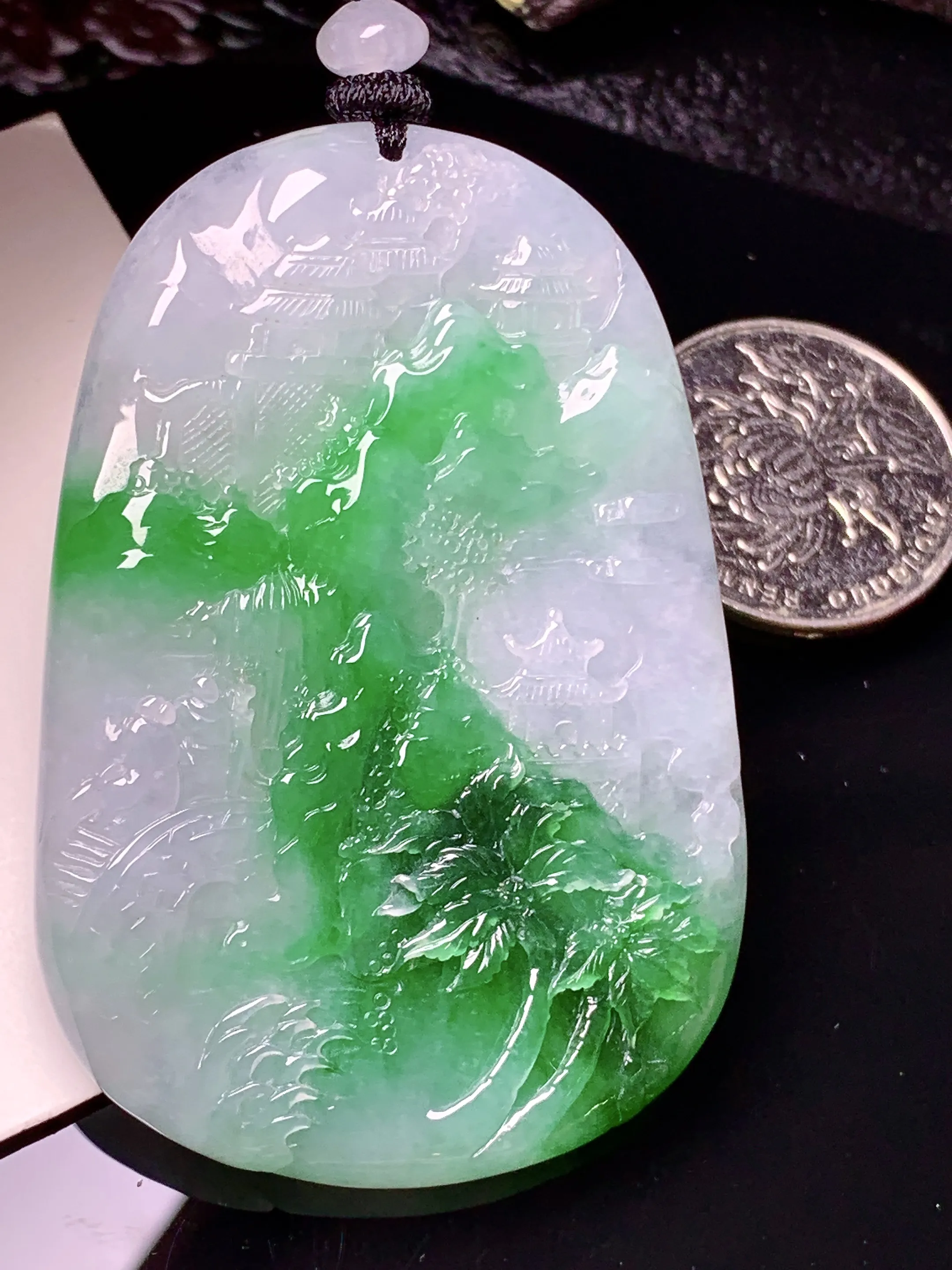 飘绿山水牌子吊坠 玉质细腻 色泽清新艳丽 整体尺寸63*43*6.2