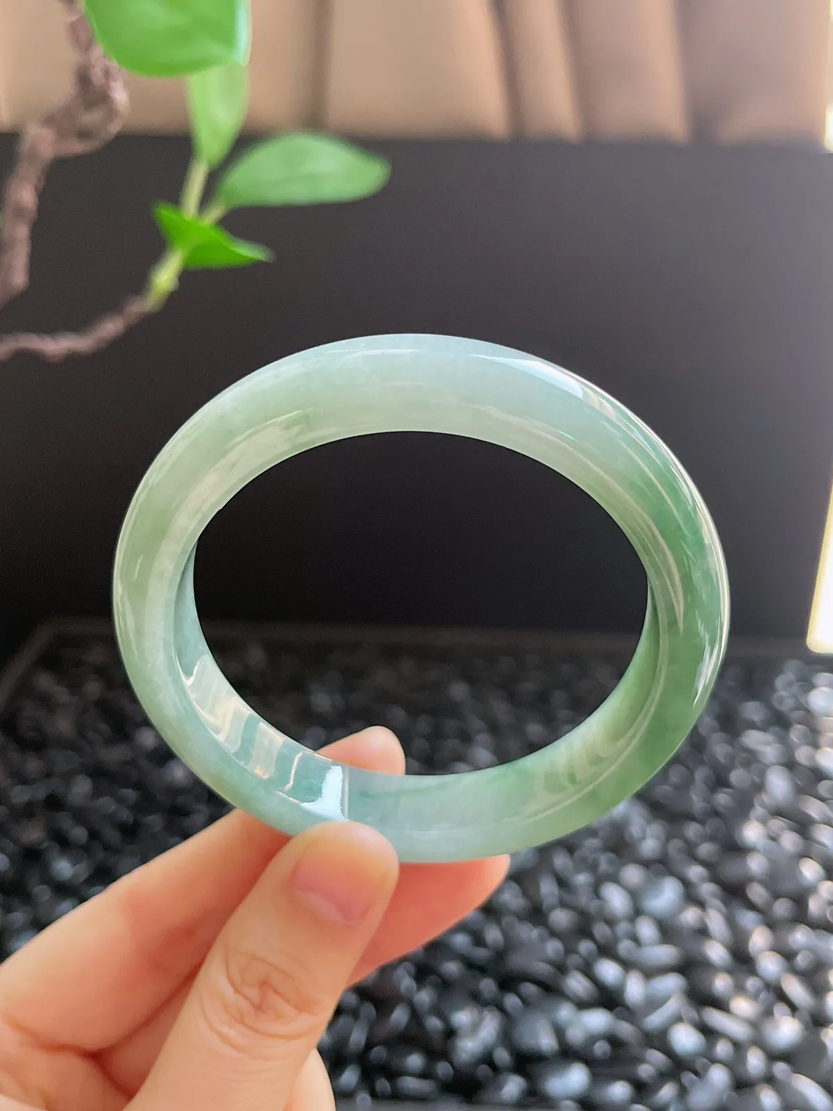 正圈56.7圈口，翡翠糯化种绿色手镯