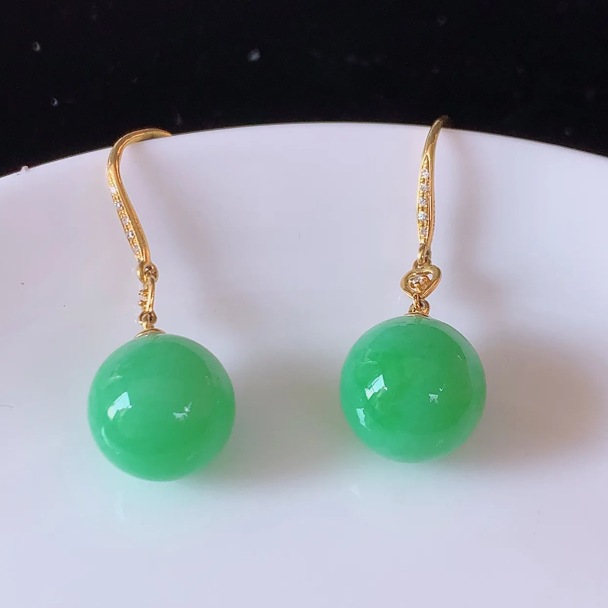 18k金镶嵌满绿翡翠圆珠耳坠，沁人心脾，耳坠佩戴效果大气出众，尽显气质。种水好，胶感足，颜相当漂亮，高性价比，值得入手品鉴！#83.2整体29.5裸石11