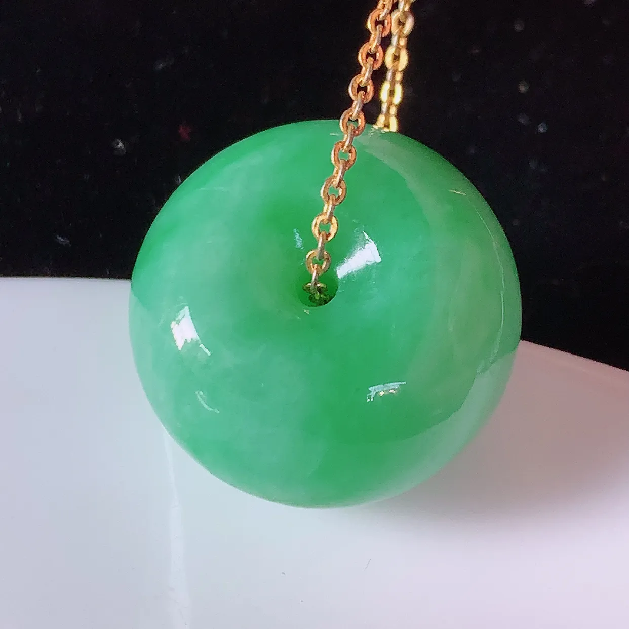 自然光实拍，冰润满绿翡翠路路通吊坠，寓意时来运转、财源滚滚，款式新颖时尚，日常百搭的款！配图银链#05.2