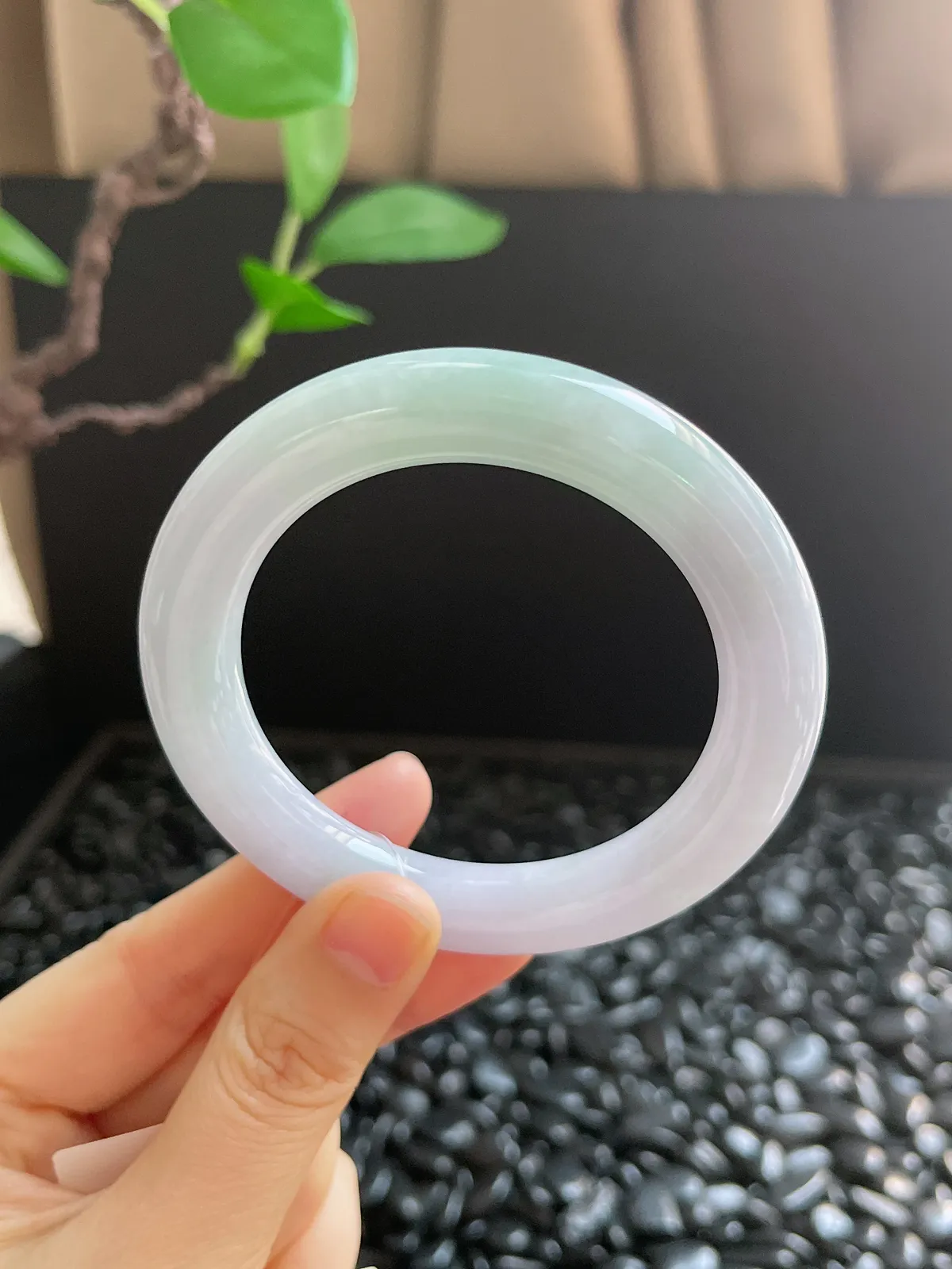 圆镯53圈口，翡翠糯化种淡绿色手镯