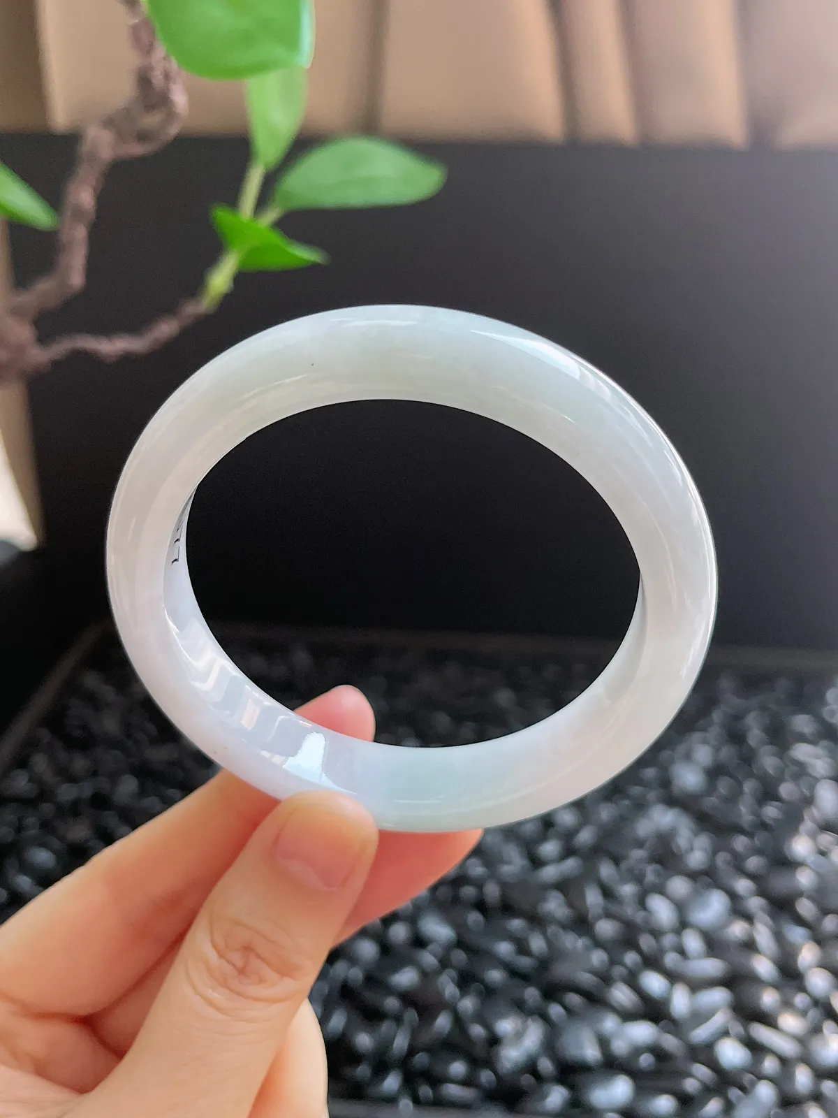 正圈57.4圈口，翡翠糯化种淡绿色手镯