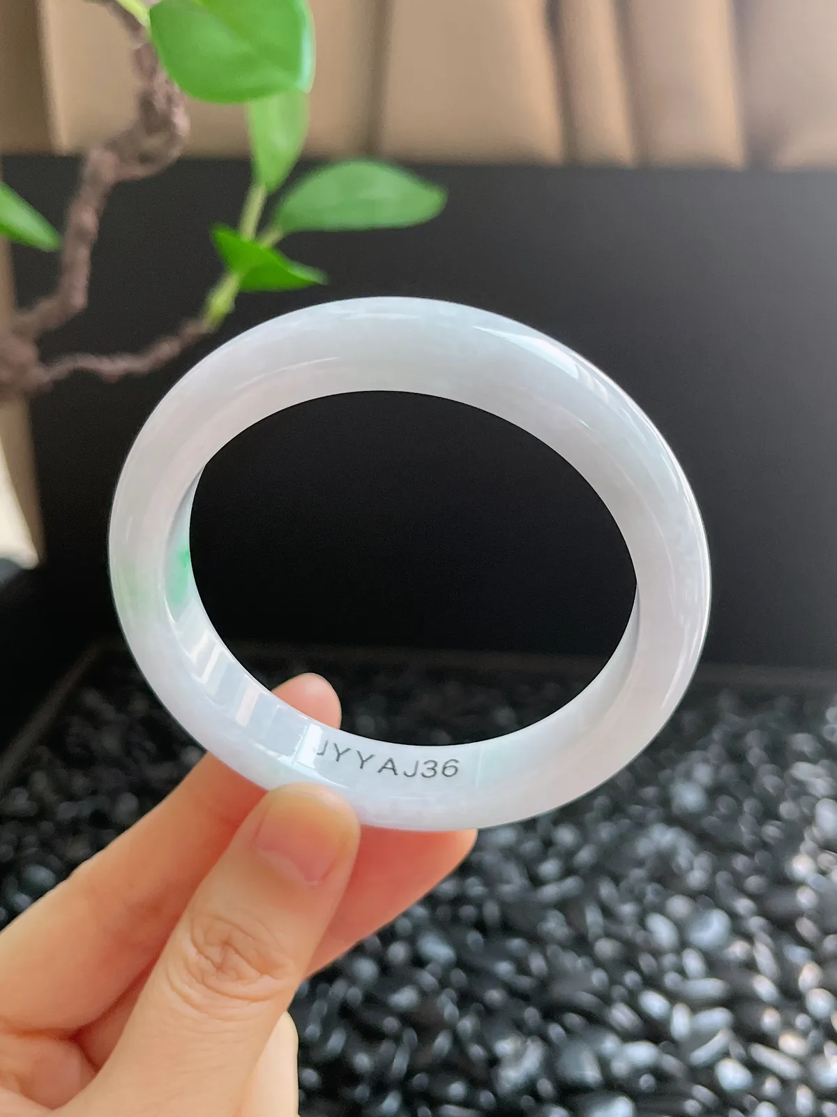 正圈56.7圈口，翡翠糯化种飘绿手镯