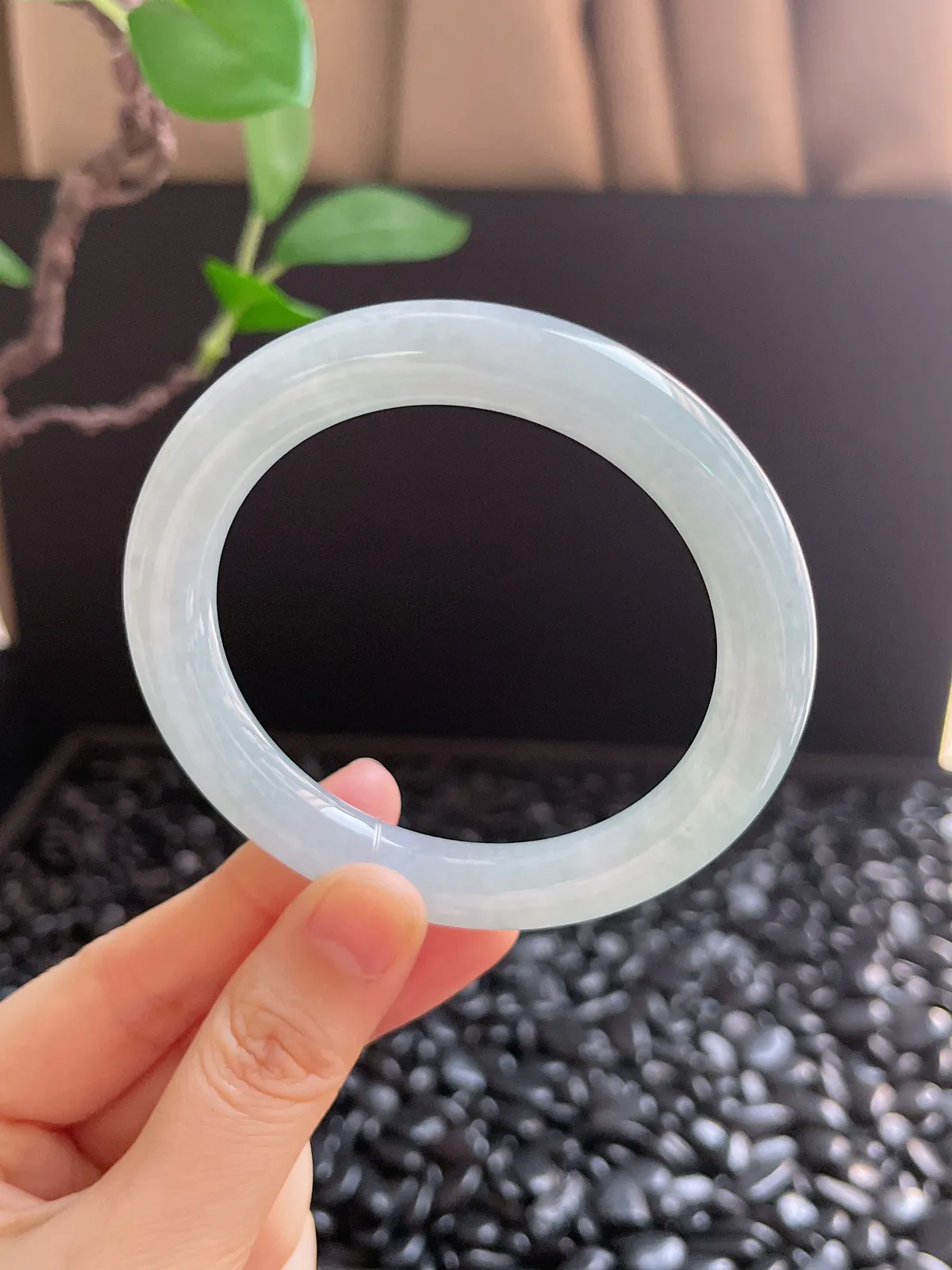 圆镯55.8圈口，翡翠冰糯种淡绿色手镯