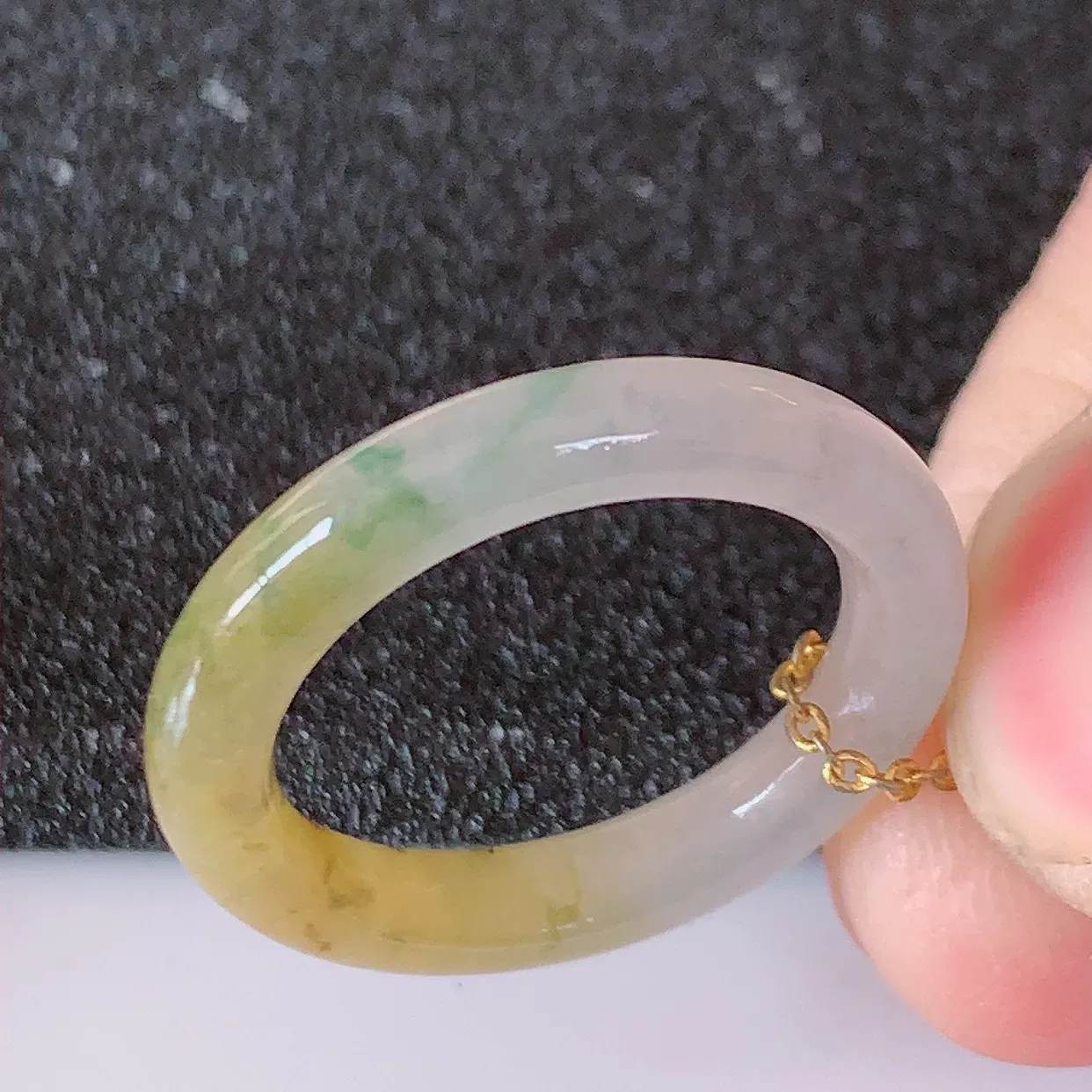 自然光实拍，特色冰种黄加绿翡翠指环，17mm内径冰三彩翡翠指环，玉戒指，玉质莹润，好精美好冰润的指环，14圈口，上手纤巧！#1.2尺寸17*3.5*3.5