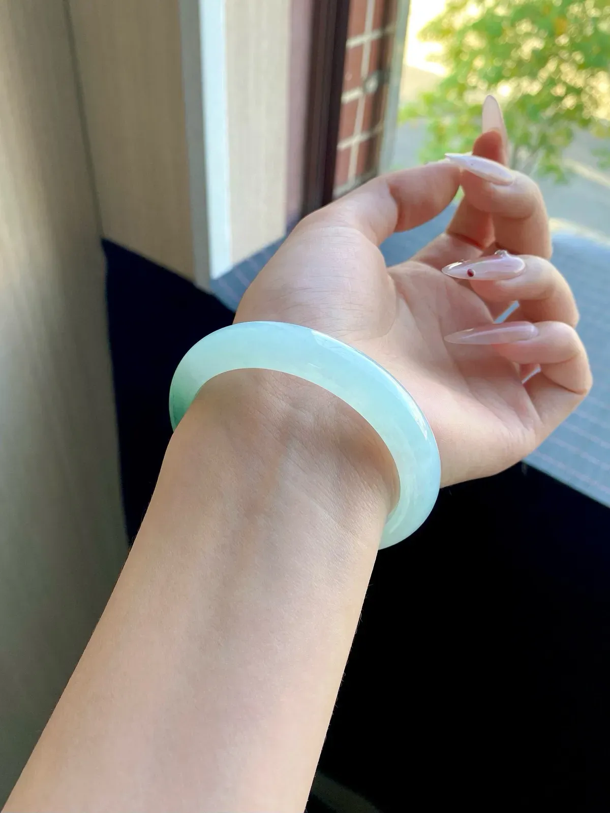 正圈56.8圈口，翡翠冰糯种飘绿手镯