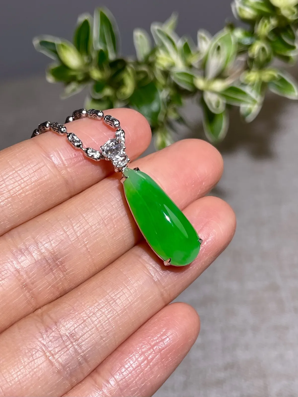 冰种正阳绿福瓜吊坠！
裸石：21*9*5mm
整体：26.5*9*9mm