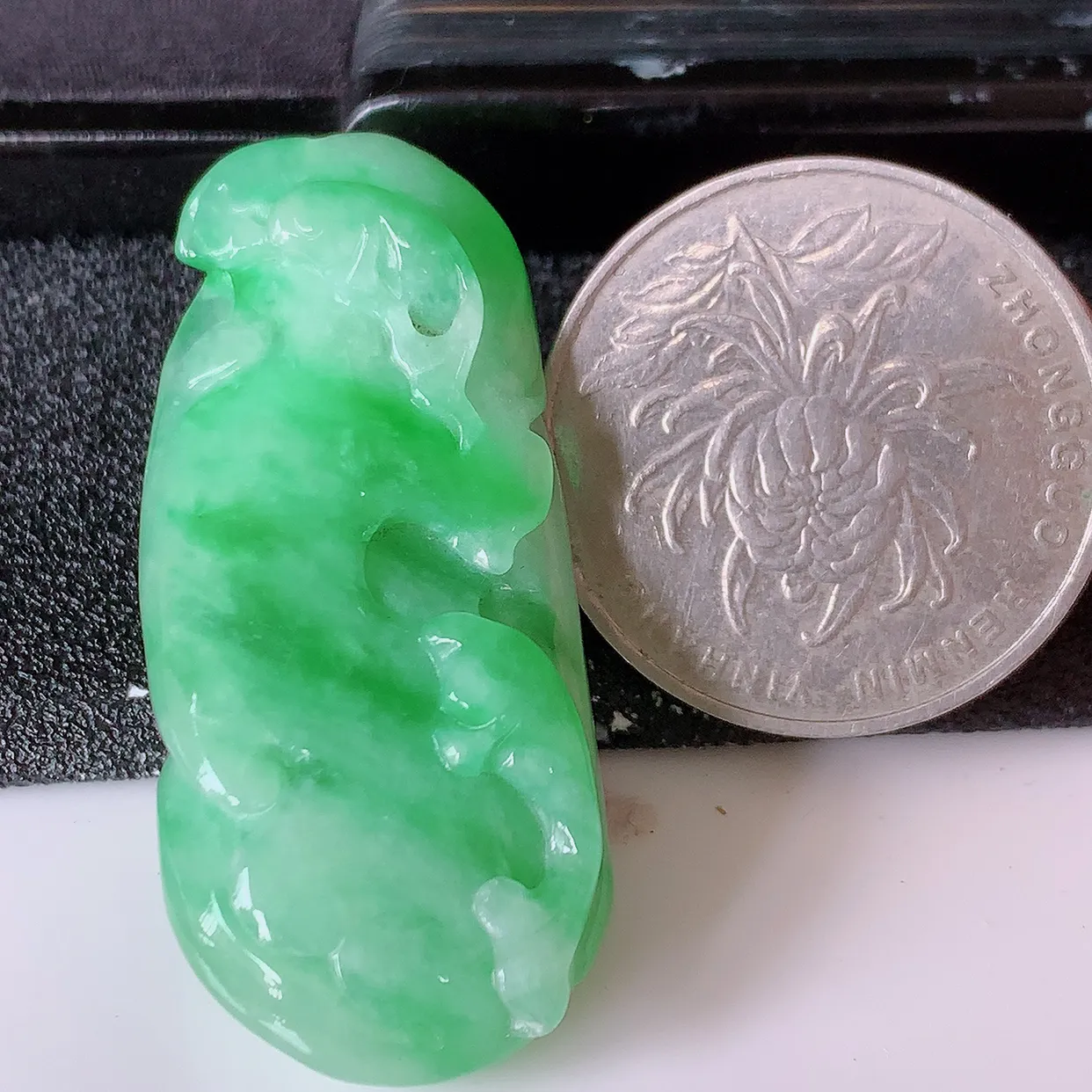 自然光实拍，冰润飘绿翡翠年年有余，自由自在玉吊坠，寓意财源广进，雕工婉约，栩栩如生，佩戴优雅迷人！#85.30