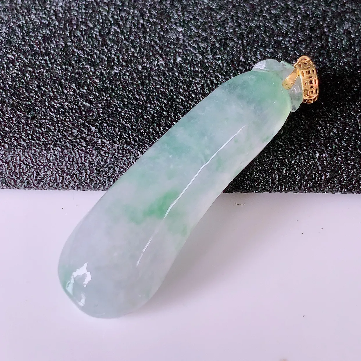18K金镶嵌冰种飘花翡翠招财福瓜吊坠，精美饱满福瓜，种水足，形态圆润饱满，福相十足 ！#1.30