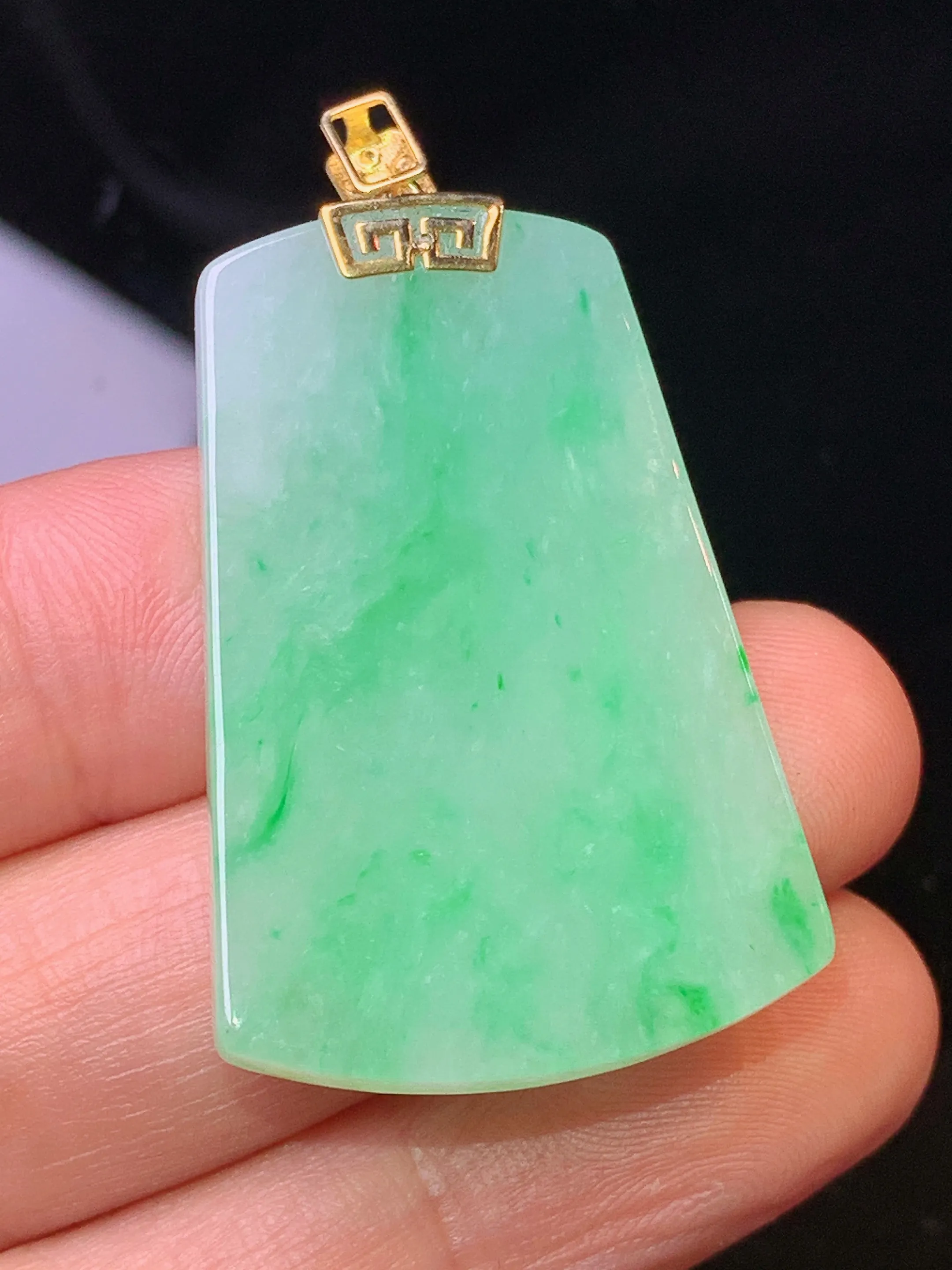 18k金镶嵌翠绿无事牌吊坠 玉质细腻 色泽清新艳丽 整体尺寸42*24.5*3.5