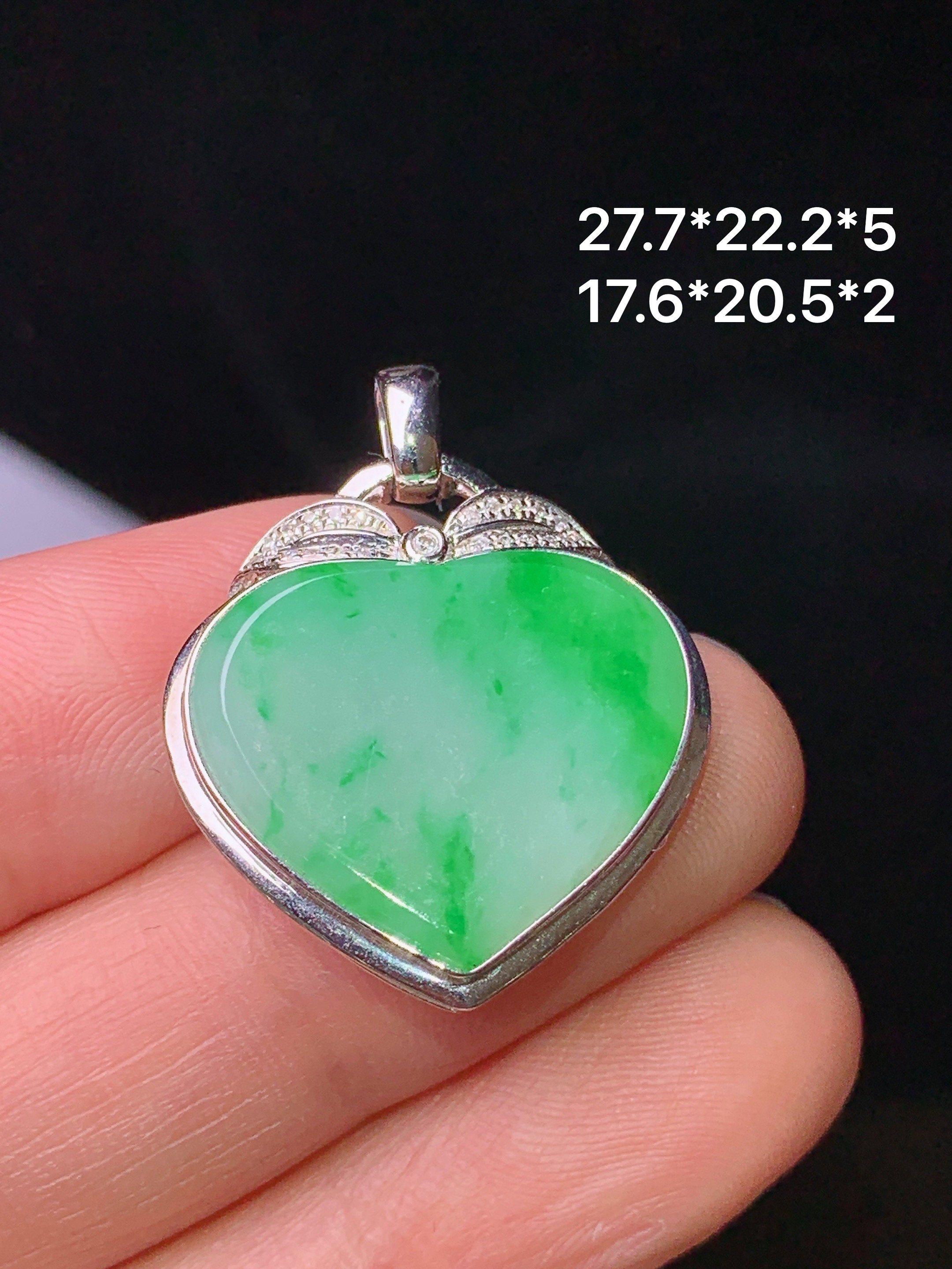 18k金钻镶嵌飘绿心形吊坠 玉质细腻 色泽清新艳丽 整体尺寸27.7*22.2*5