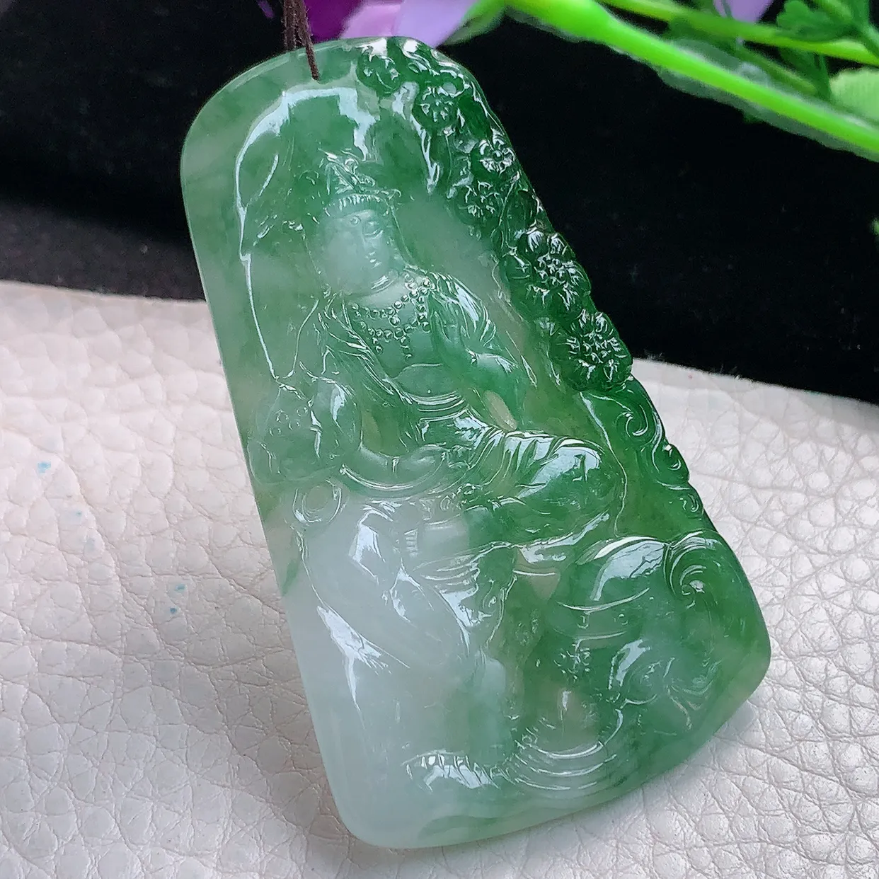 lz实拍65*38*5.6缅甸翡翠精雕辣绿普贤菩萨 生肖守护神玉项坠 玉挂件