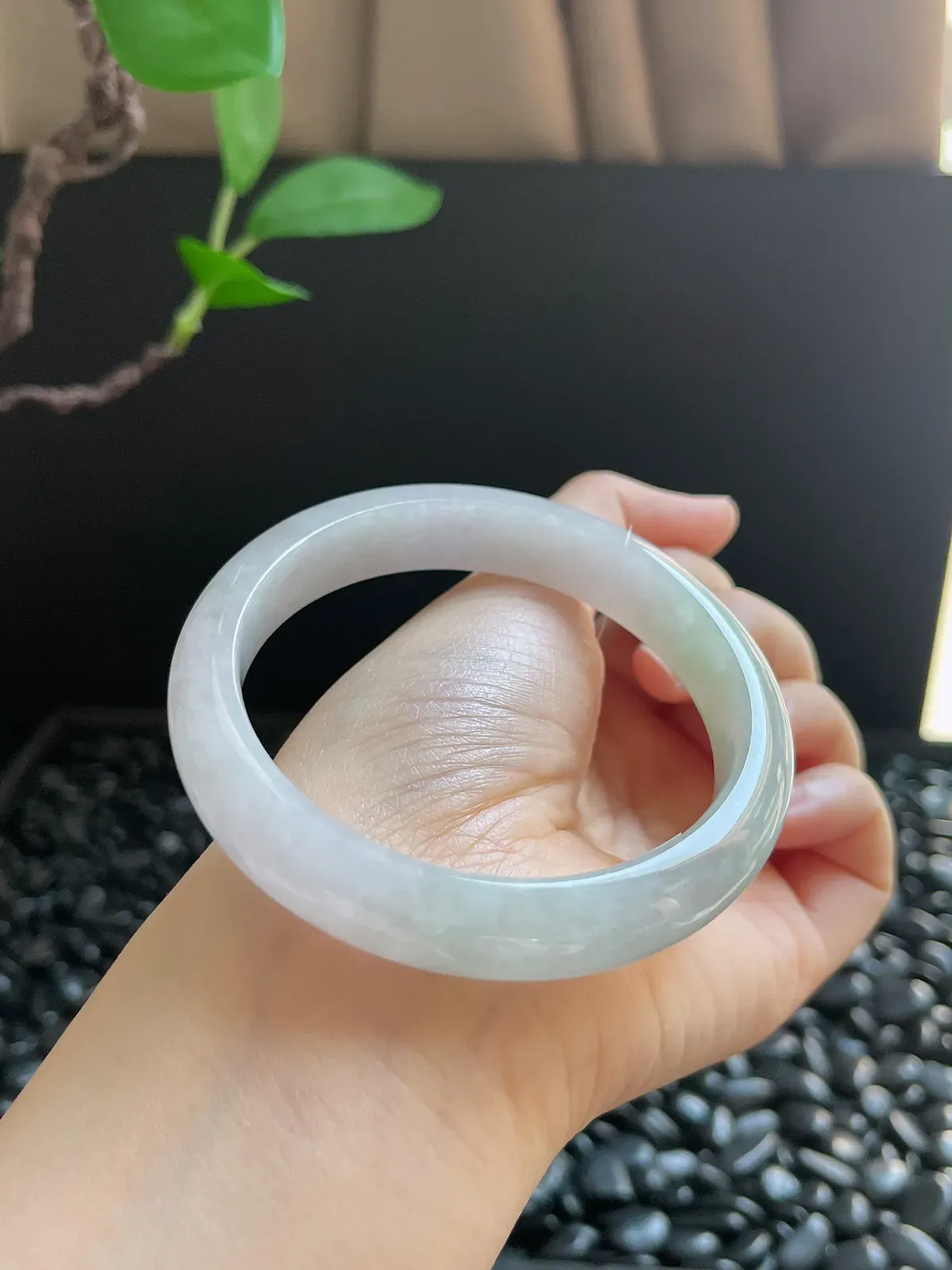 正圈58.8圈口，翡翠糯化种淡绿色手镯