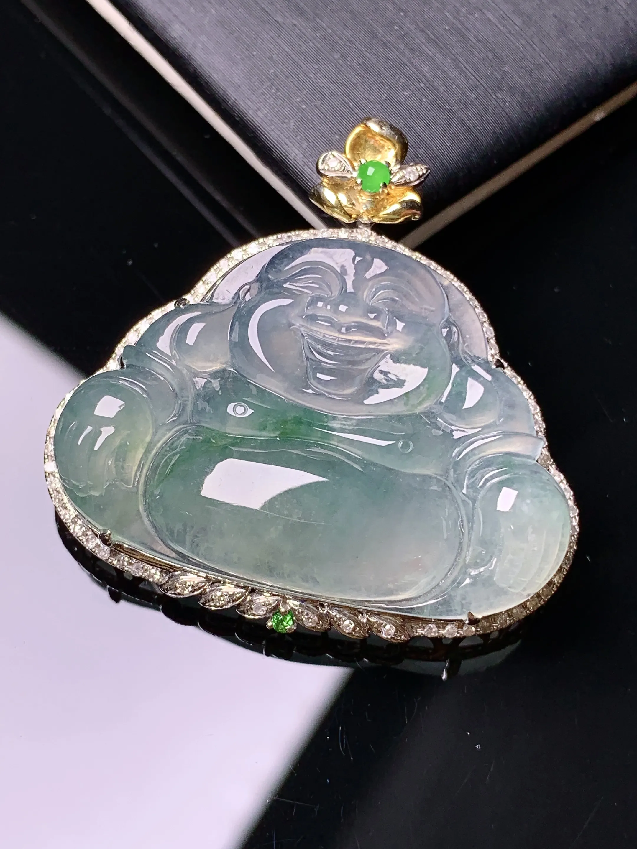 18k金钻镶嵌飘绿佛公吊坠 玉质细腻 色泽清新艳丽 整体尺寸33.2*33.8*8.3