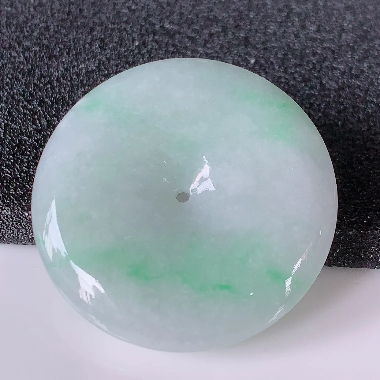 自然光实拍，冰润飘绿翡翠平安扣吊坠，形体饱满圆润，平安扣肥嘟嘟的，平平安安，种水很好， 配戴精美！#97.30