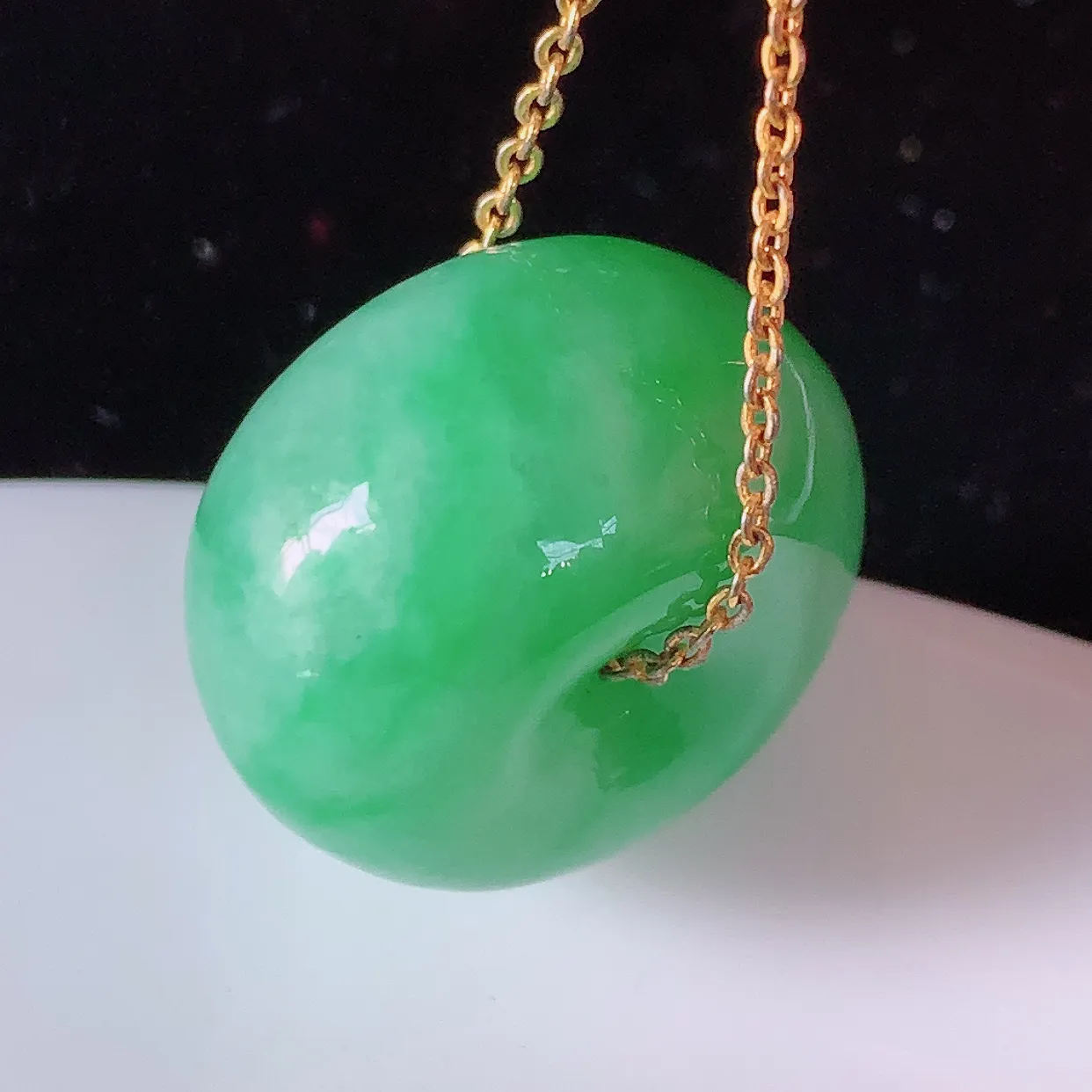 自然光实拍，冰润满绿翡翠路路通吊坠，寓意时来运转、财源滚滚，款式新颖时尚，日常百搭的款！配图银链#05.2