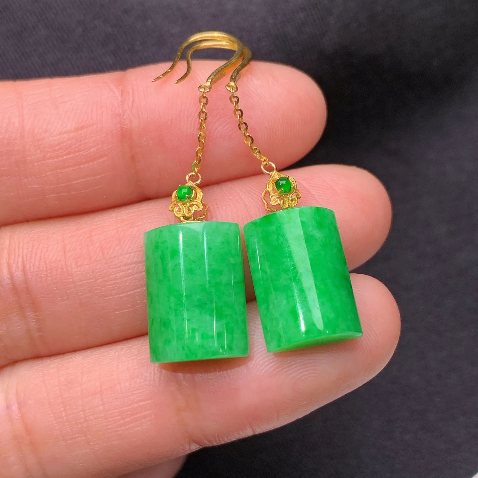 阳绿无事牌耳坠，18k金镶嵌，简约时尚，冰润色阳，种水足，zha 尺寸13.7*10.1*5.1