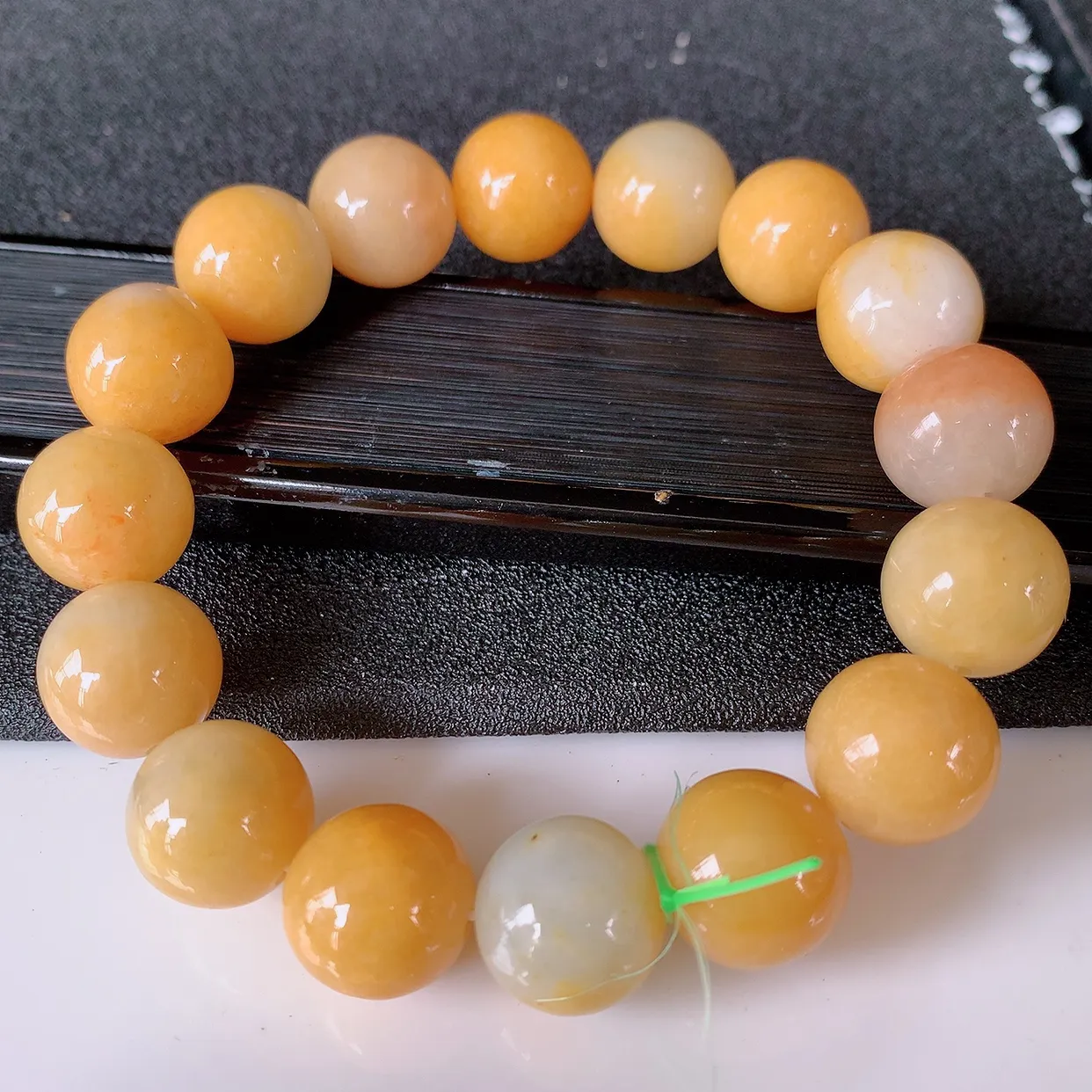 自然光实拍，特色冰润黄翡翡翠手串手链，种老水足，冰清玉润  颜色漂亮  #46.30取一尺寸13.2