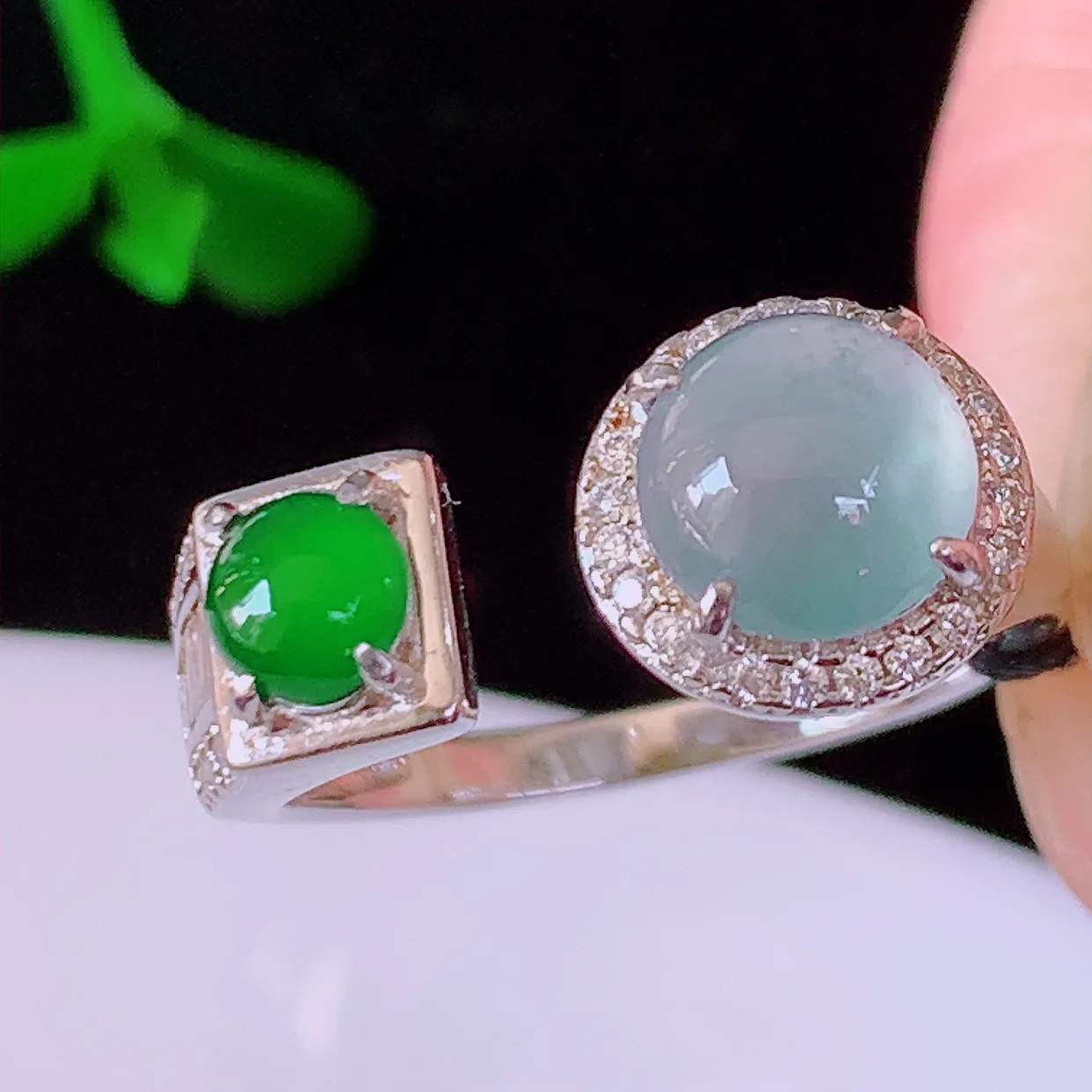 冰透满绿翡翠925银镶嵌戒指，自然光实拍，翠色灵动，颜色漂亮，种老水足，品相佳，佩戴佳品！#97.2（圈口可调大小）整体24.5*17.5*7裸石6.8*6.8