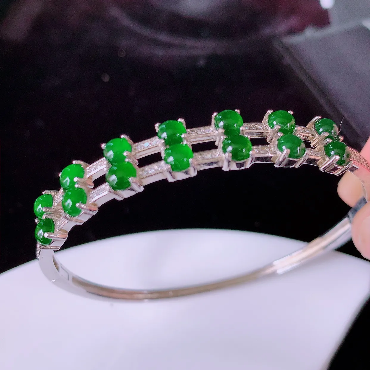 56-57圈口，冰透满绿翡翠925银镶嵌手镯，自然光实拍，翠色灵动，颜色漂亮，种老水足，品相佳，佩戴佳品！#98.30 整体56.5*50.5-8.5*4.5裸石3.5-3.5