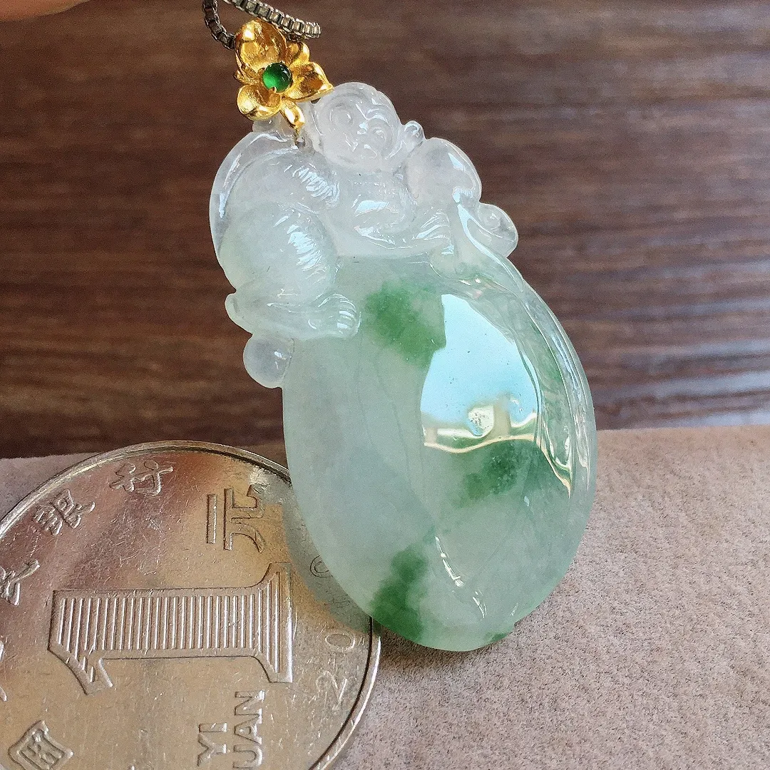 飘花灵猴献瑞吊坠，18k金镶嵌，冰润细腻，品相好，种水足，Xz 尺寸35.5*20.7*6.1