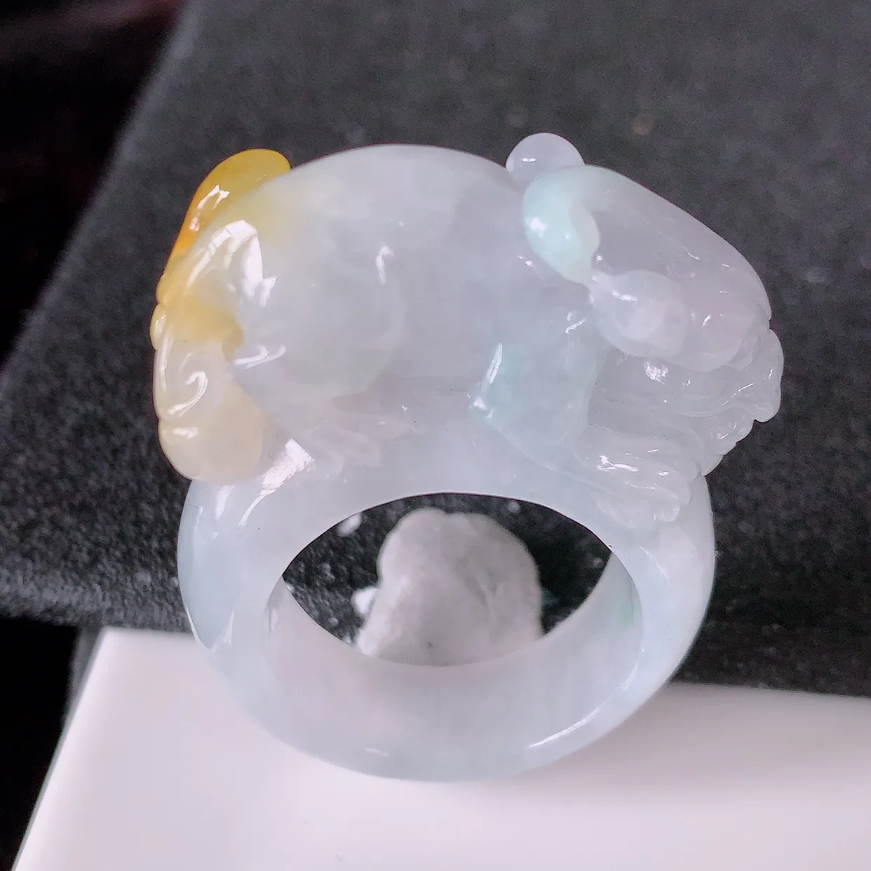 自然光实拍，特色冰黄加绿貔貅扳指，21.2mm内径冰三彩翡翠扳指，冰润指环，玉扳指，戒指，财源滚滚，玉质细腻起胶，26圈口，种水 好！#1.30尺寸41.8-21.2*16*11