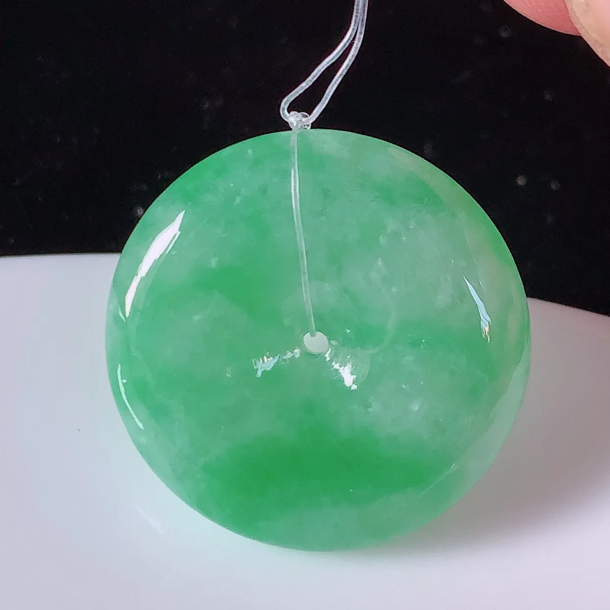 自然光实拍，冰润飘绿翡翠平安扣吊坠，形体饱满圆润，平安扣肥嘟嘟的，平平安安，种水很好，配戴精美！#4