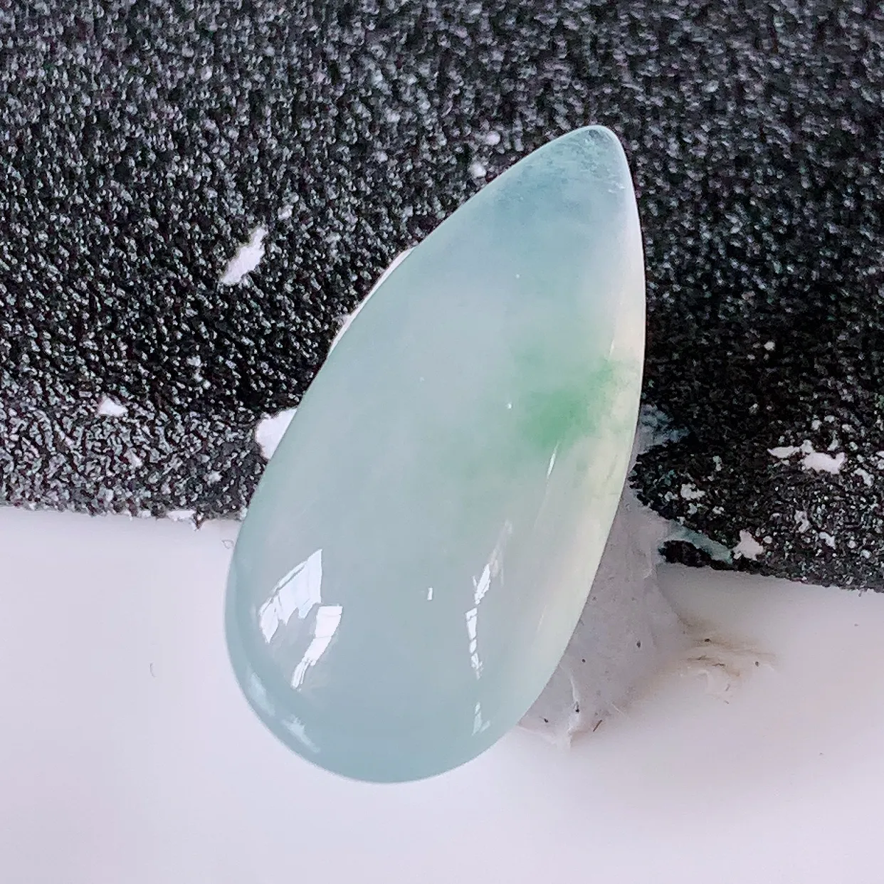 自然光实拍，冰种飘花翡翠水滴戒面，蛋面，翠色灵动，玉质细腻，颜色漂亮，品相佳， 镶嵌更靓，佩戴佳品！#94.30