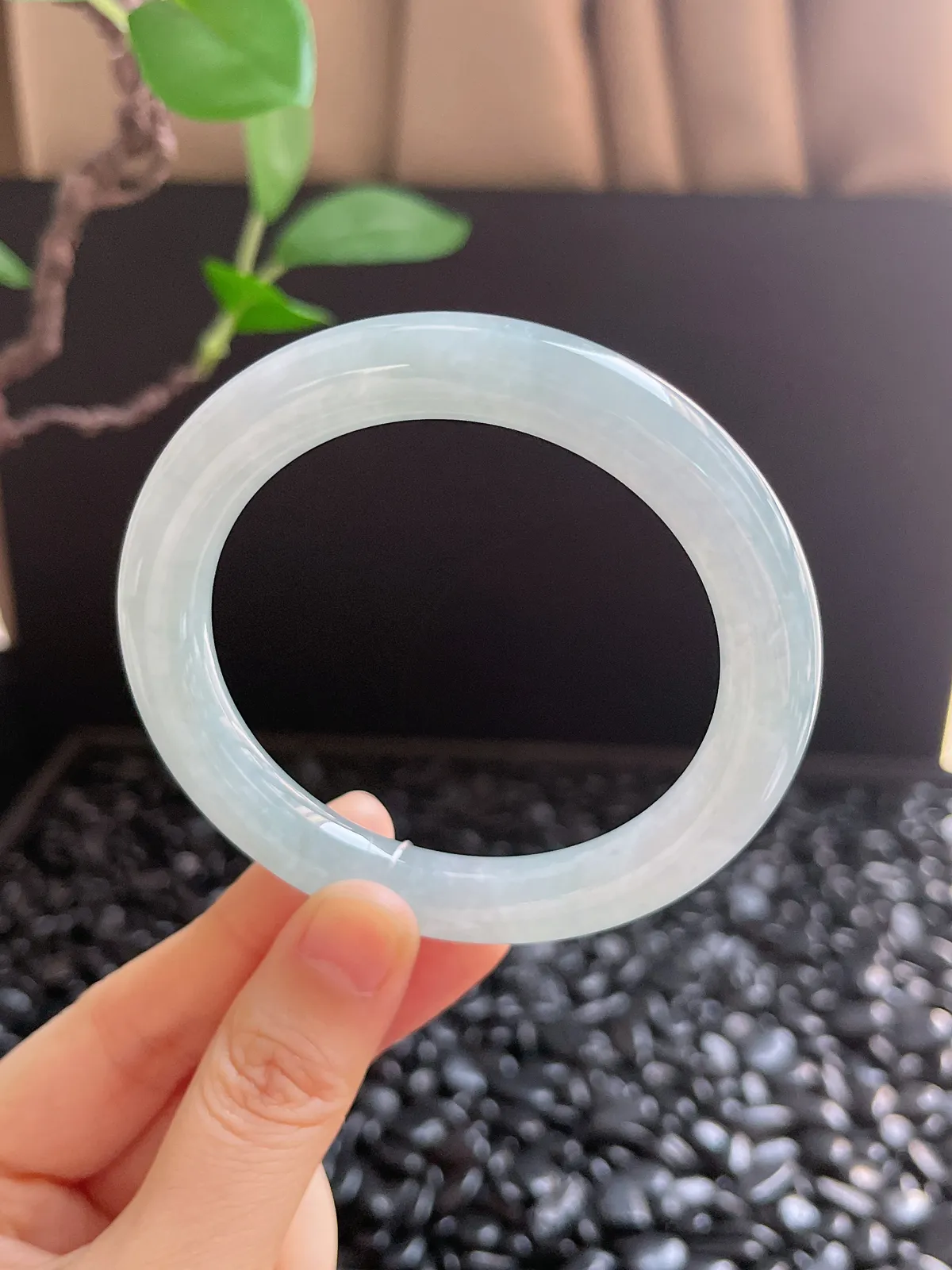 圆镯55.8圈口，翡翠冰糯种淡绿色手镯