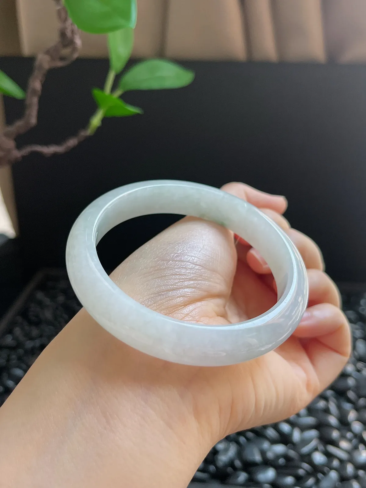 正圈57.9圈口，翡翠糯化种淡绿色手镯