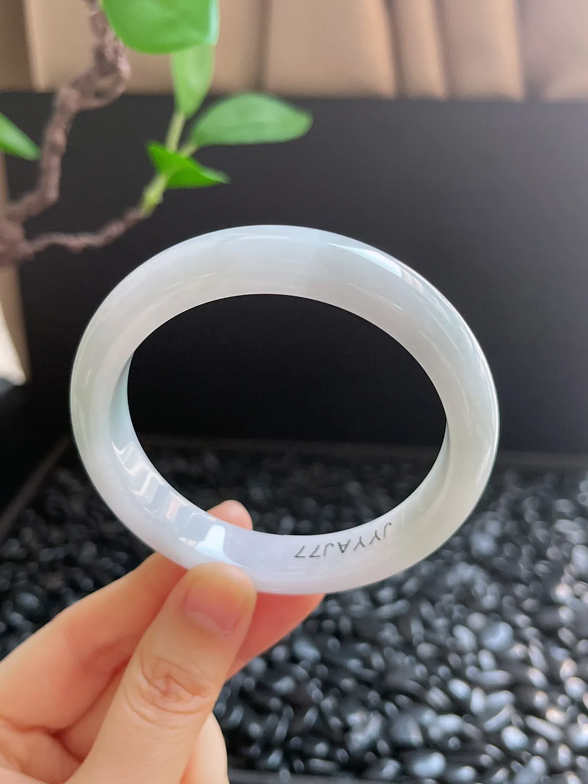 正圈57.4圈口，翡翠糯化种淡绿色手镯