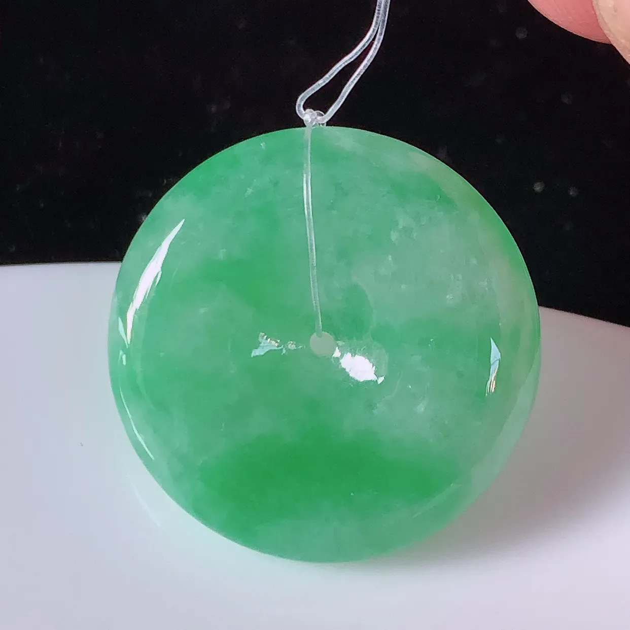 自然光实拍，冰润飘绿翡翠平安扣吊坠，形体饱满圆润，平安扣肥嘟嘟的，平平安安，种水很好，配戴精美！#49.2