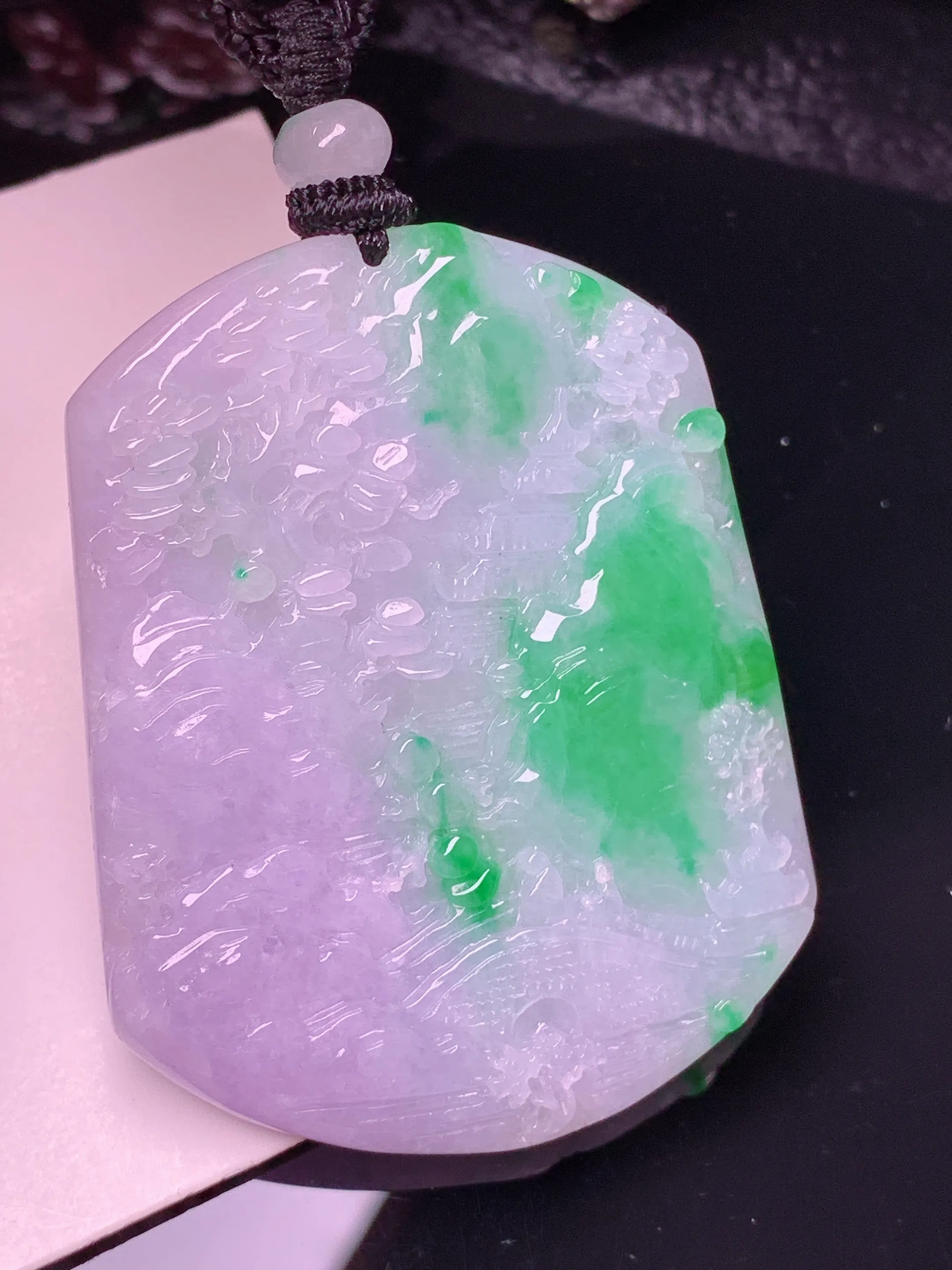 淡春彩山水牌子吊坠 玉质细腻 色泽清新艳丽 整体尺寸50.6*40.2*5.6