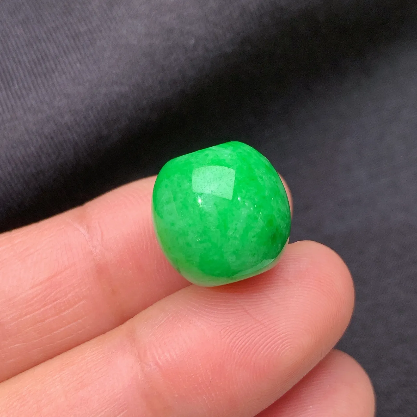 阳绿路路通，冰润色阳，玉质细腻，种水足，Qx 尺寸13*13.1