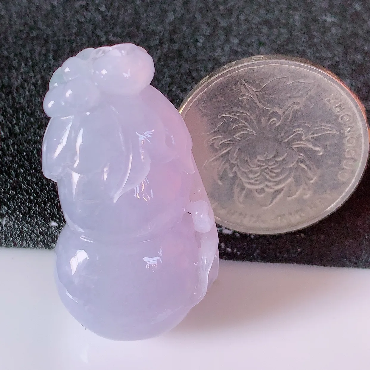 自然光实拍，冰润紫罗兰翡翠葫芦吊坠，寓意福禄双全，财源滚滚，清新脱俗，佩戴效果优雅迷人！#57.2