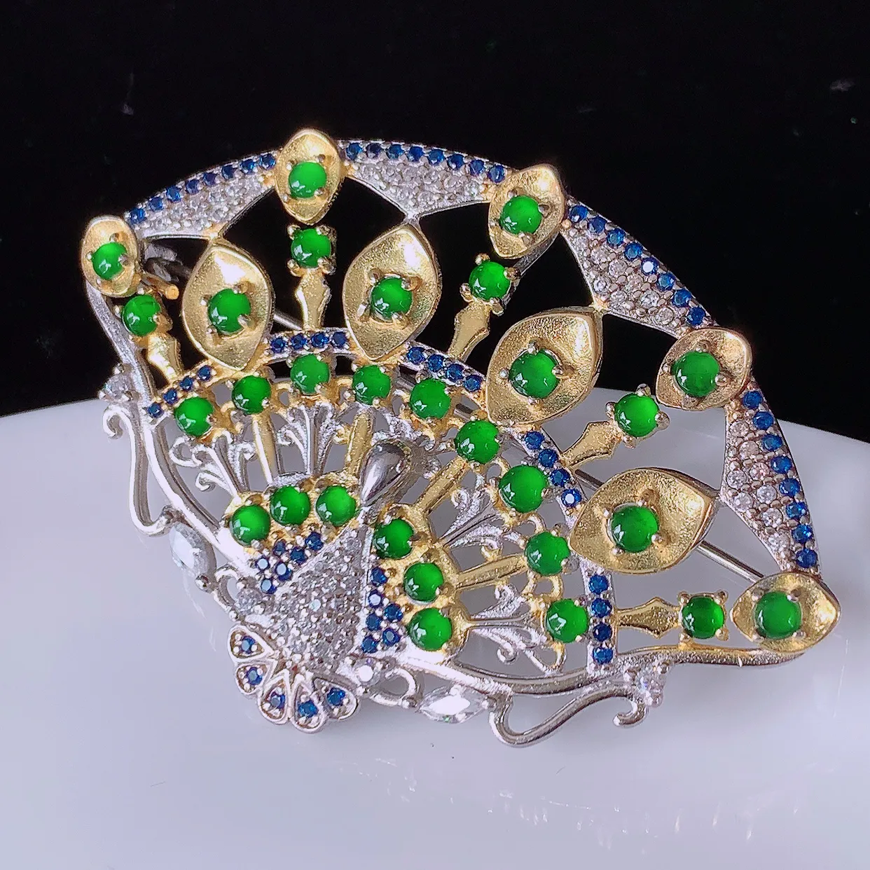 冰透满绿翡翠925银镶嵌孔雀胸针，自然光实拍，翠色灵动，颜色漂亮，种老水足，品相佳，佩戴佳品！#98.30整体50*34.5-8.5 裸石2*2