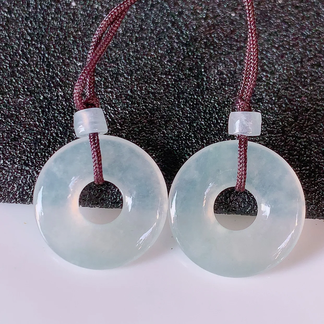 自然光实拍，冰种翡翠一对平安扣耳坠，翠色灵动，玉质细腻，颜色漂亮，品相佳，佩戴佳品！配银线 #57.2