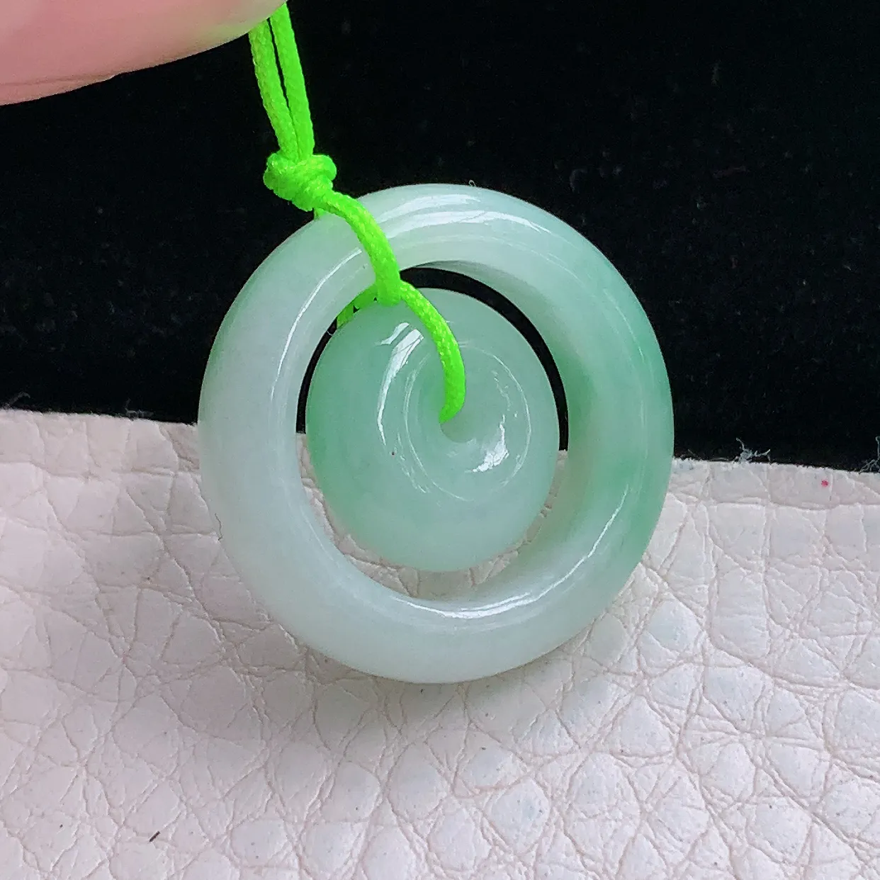 py实拍22.8*6缅甸翡翠精雕飘绿清秀子母扣 代代平安玉项坠 玉挂件