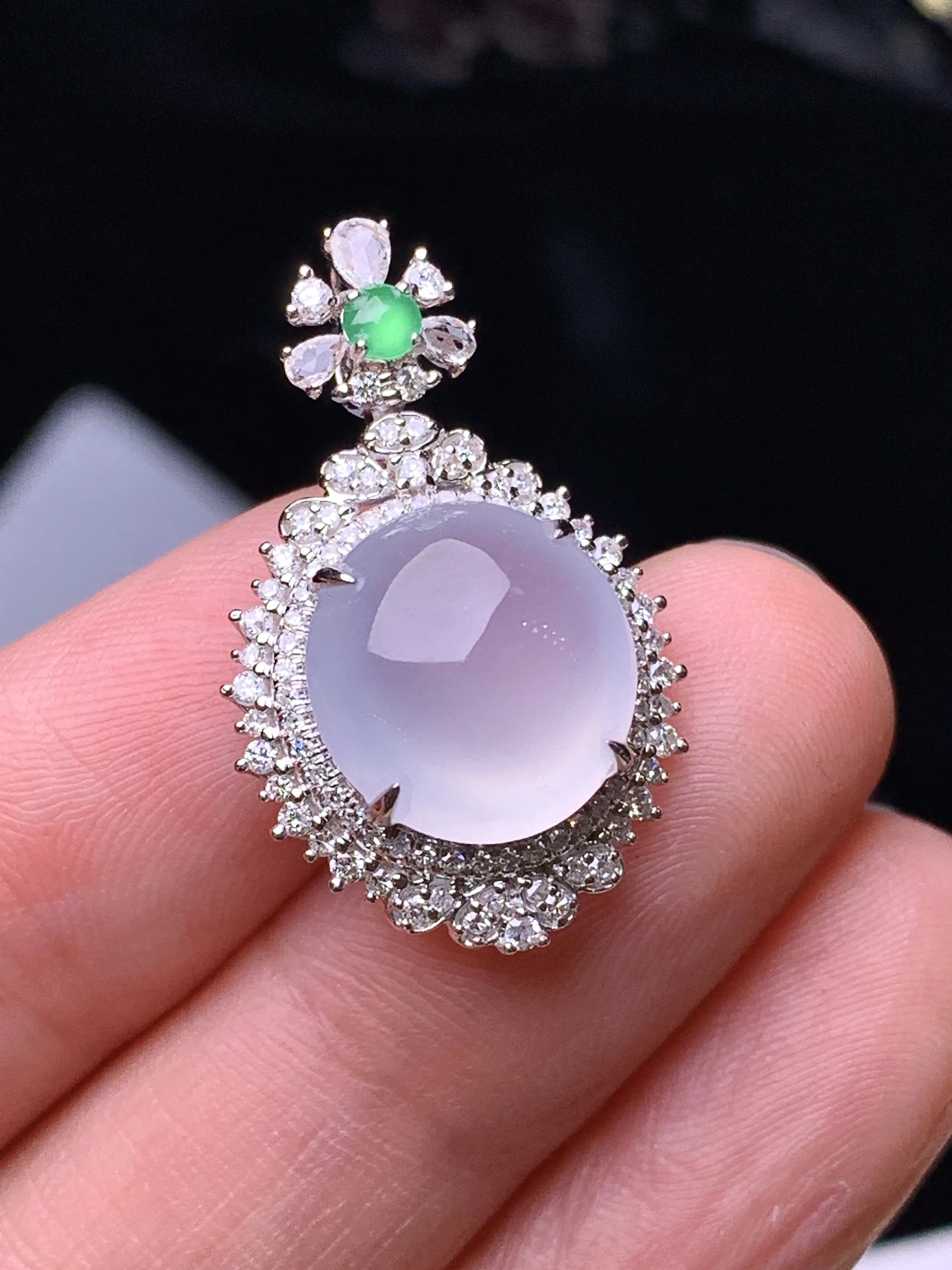 18k金钻镶嵌冰种蛋面吊坠 玉质细腻 色泽清新艳丽 整体尺寸26.7*16.5*9.5