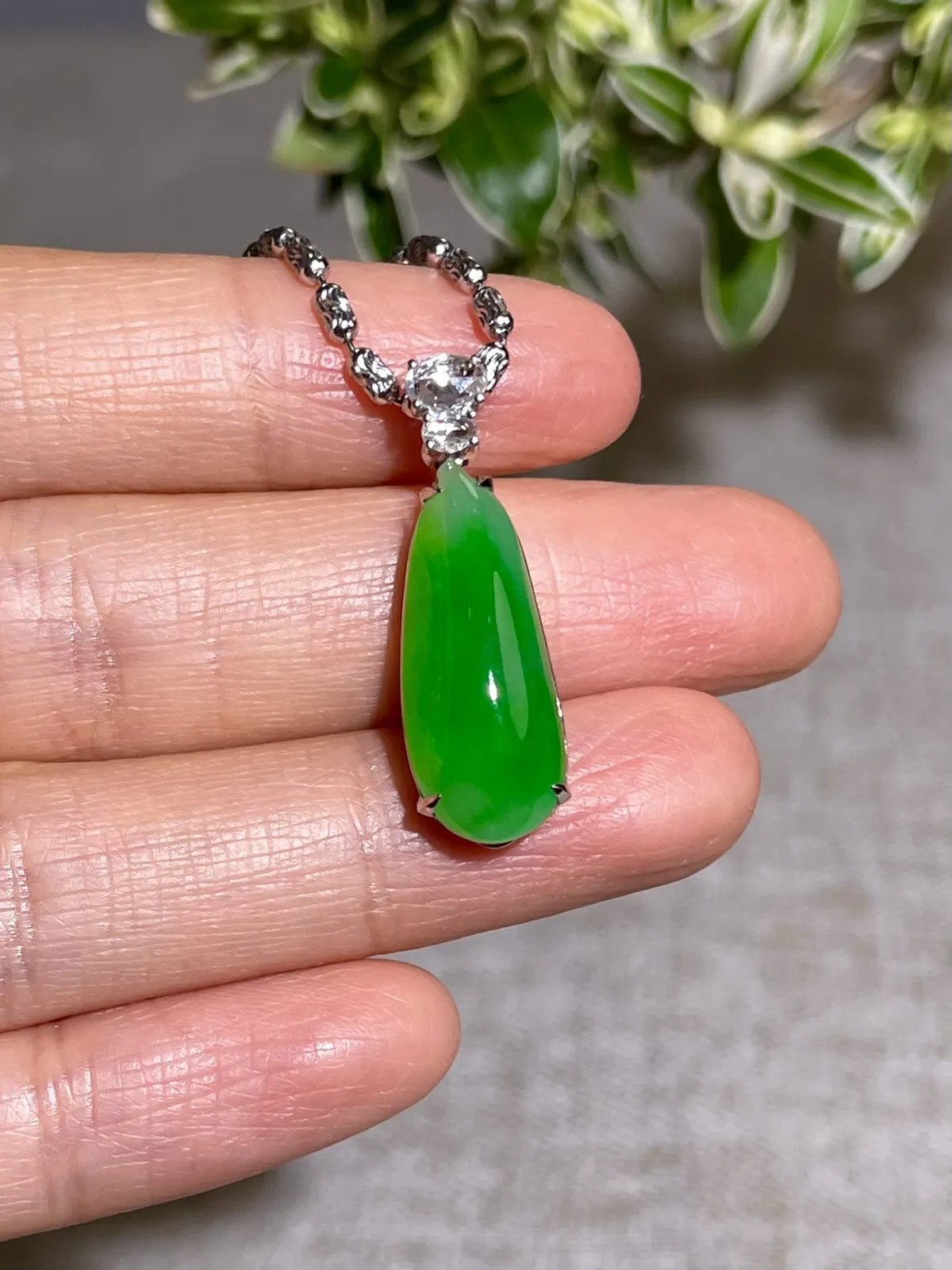 冰种正阳绿福瓜吊坠！
裸石：21*9*5mm
整体：26.5*9*9mm