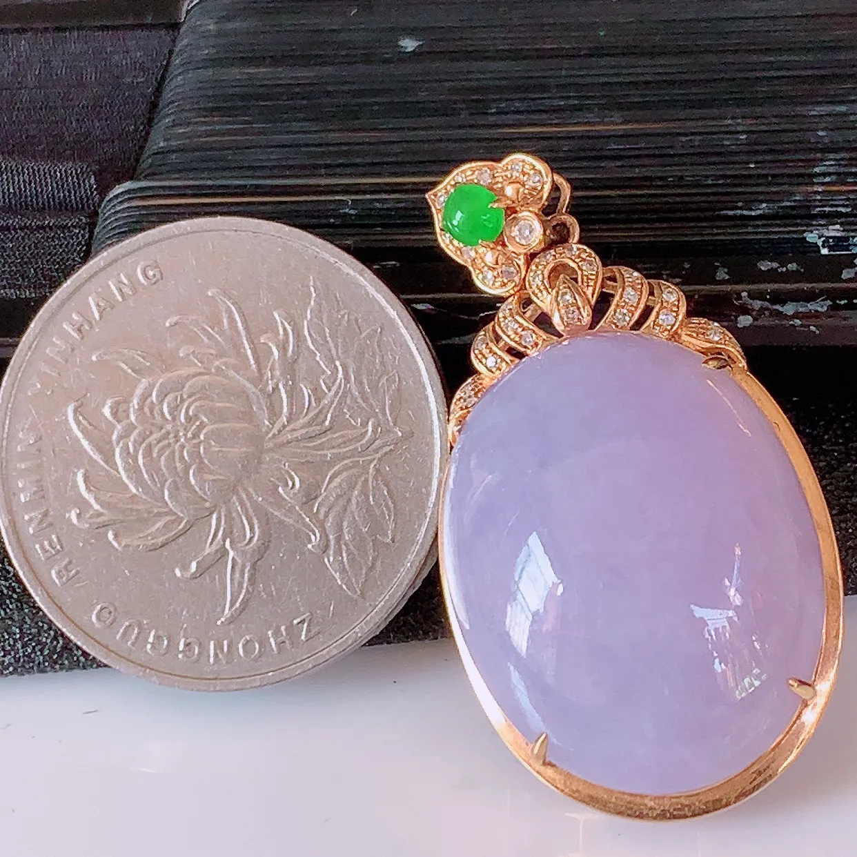 自然光实拍，18K金镶嵌大颗紫罗兰翡翠蛋面吊坠，紫罗兰时‮大尚‬方，款式经典，紫罗兰，佩戴优雅高贵上档次！#83.2整体36.8*19.5*10.8裸石23*17.8