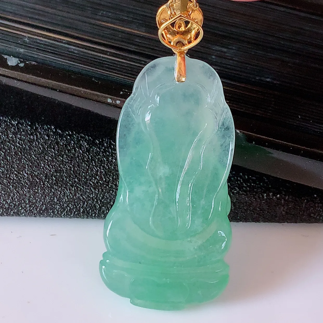 自然光实拍，18K金镶嵌冰种飘绿翡翠观音菩萨吊坠，赐福翡翠观音，观音面相端庄，品相佳，佩戴气质！#8