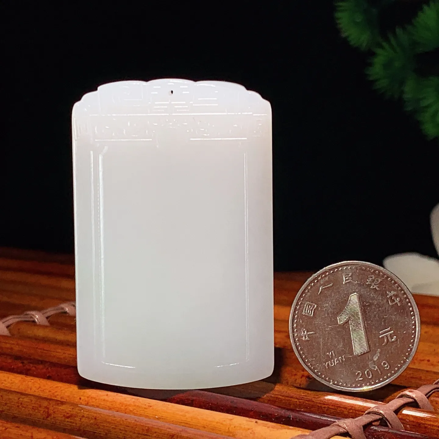 新疆和田玉羊脂白平安无事牌挂件。尺寸54/34/10重49.6克 白度一级。玉质细腻油润 底色纯净 脂粉好，品质好。lt250103