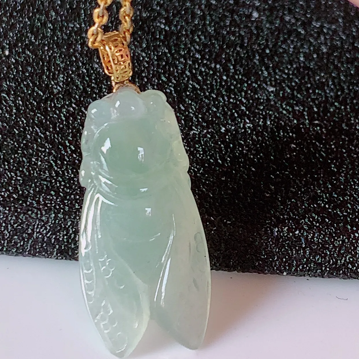 18K金镶嵌冰种翡翠招财金蝉吊坠，种老水足，雕工精湛 ，寓意美好，佩戴时尚出众！#1.2