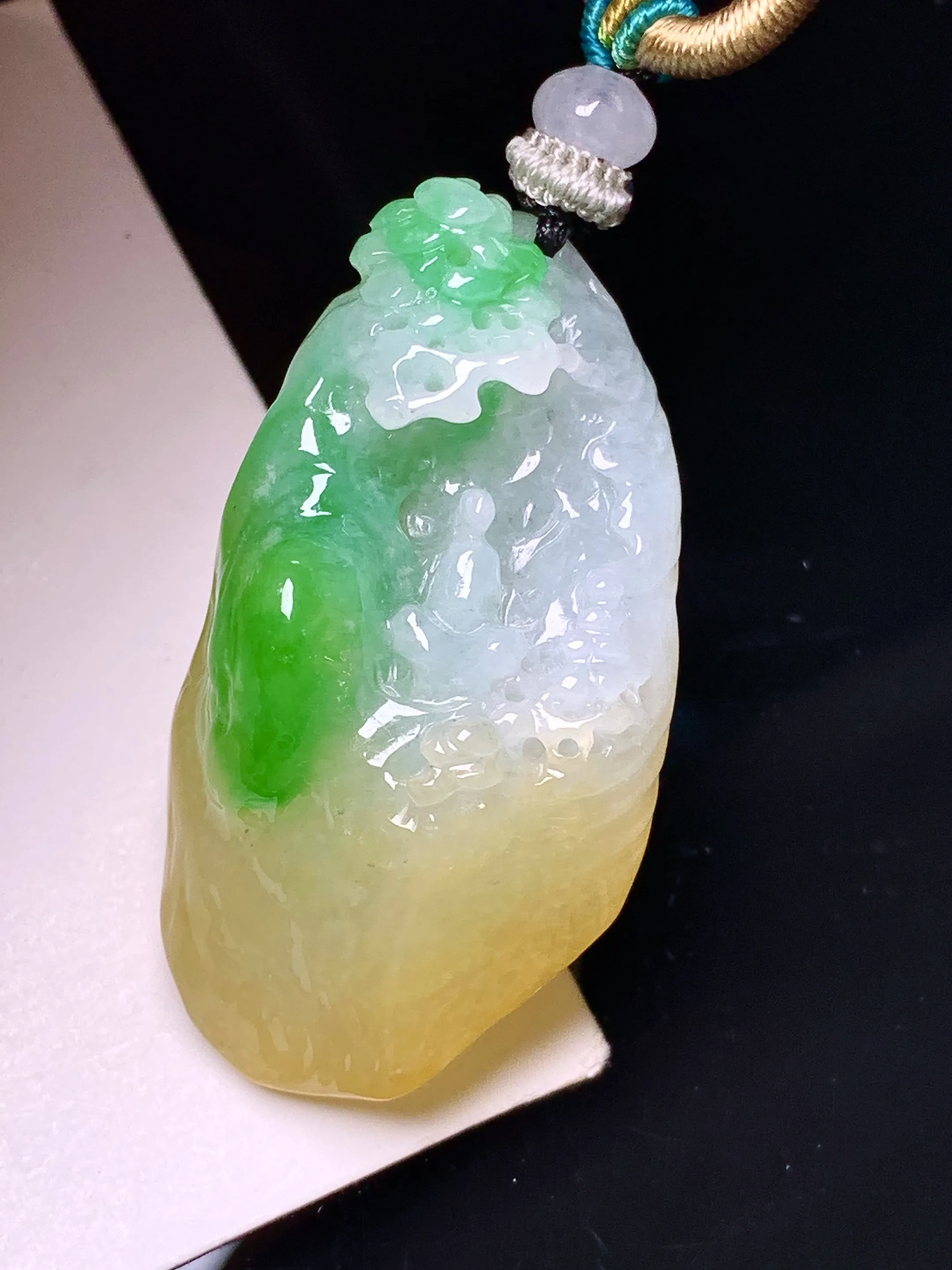 飘黄绿山水悟道吊坠 玉质细腻 色泽清新艳丽 整体尺寸41.5*22.5*15.7