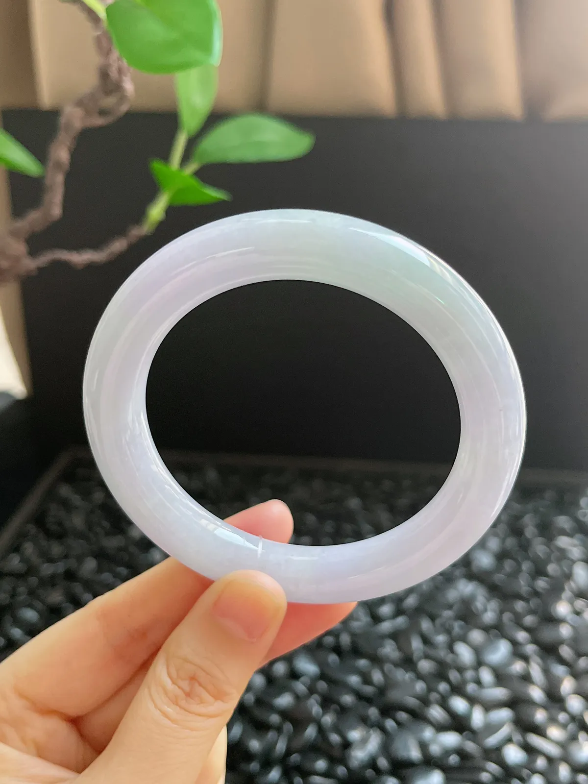 圆镯56.5圈口，翡翠糯化种春带彩手镯